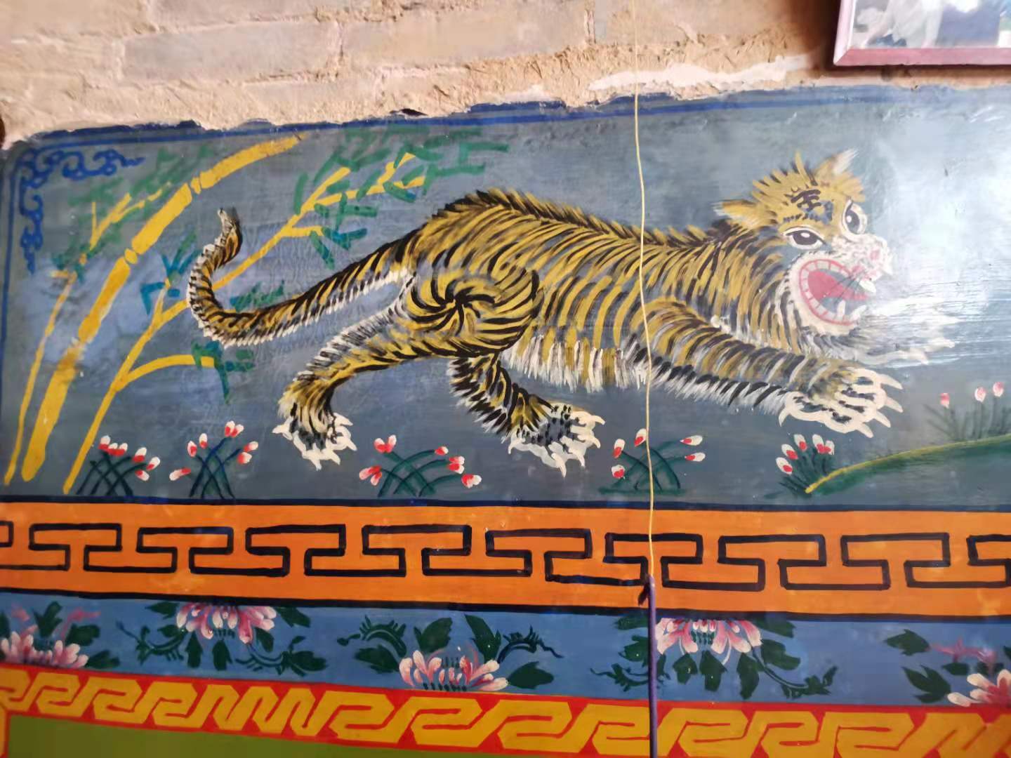 土窯洞里的炕圍子 土窯洞里的炕圍子