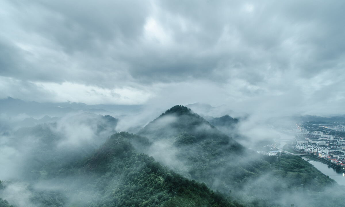 山中聽雨 山中聽雨