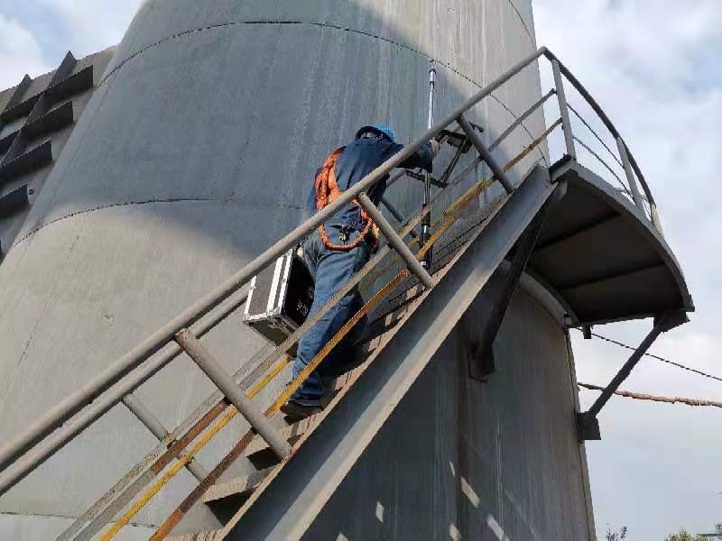奮戰防污一線 守護碧海藍天 奮戰防污一線 守護碧海藍天