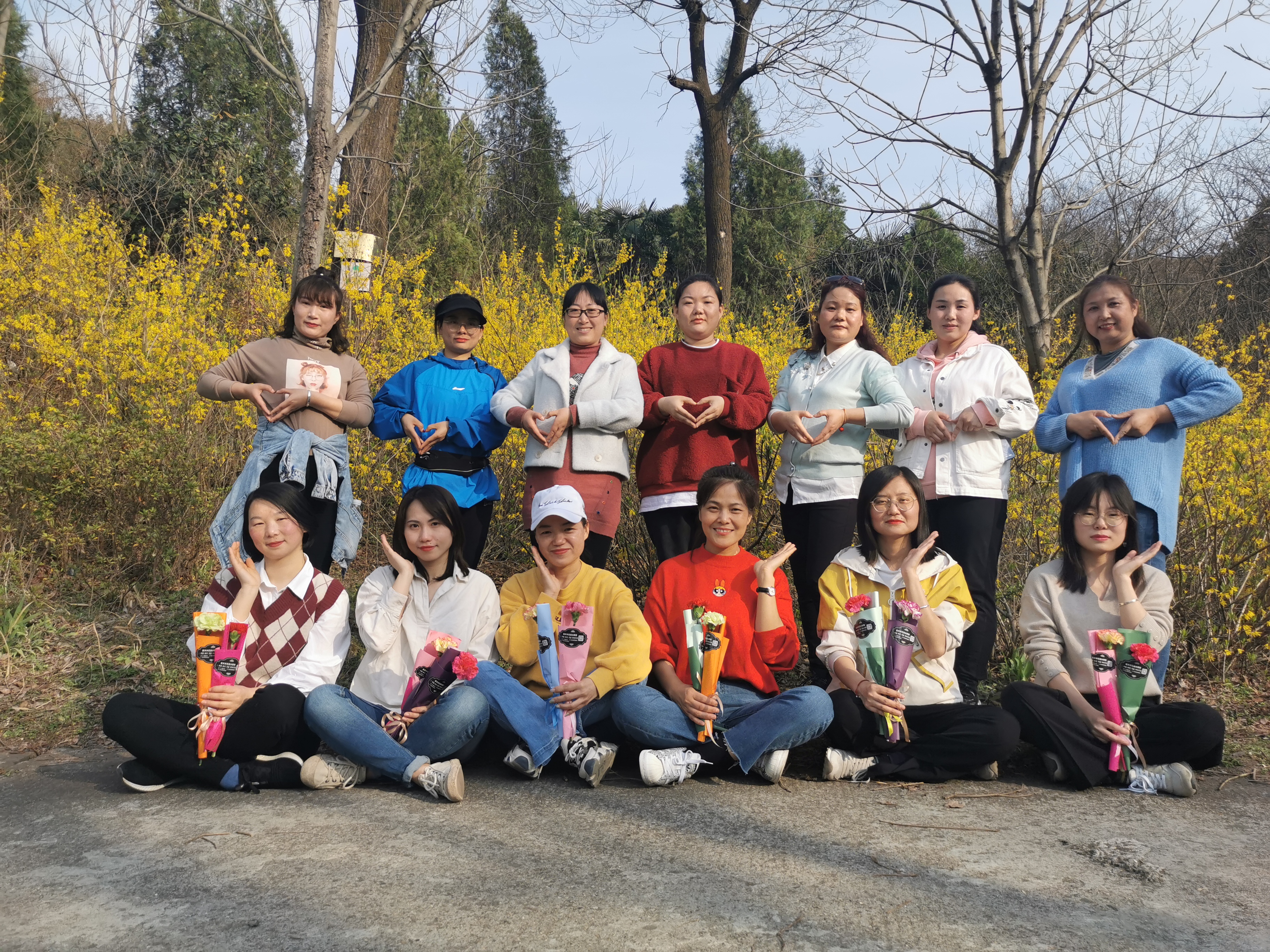 巾幗英姿展風采,擔當奉獻綻芳華 巾幗英姿展風采,擔當奉獻綻芳華