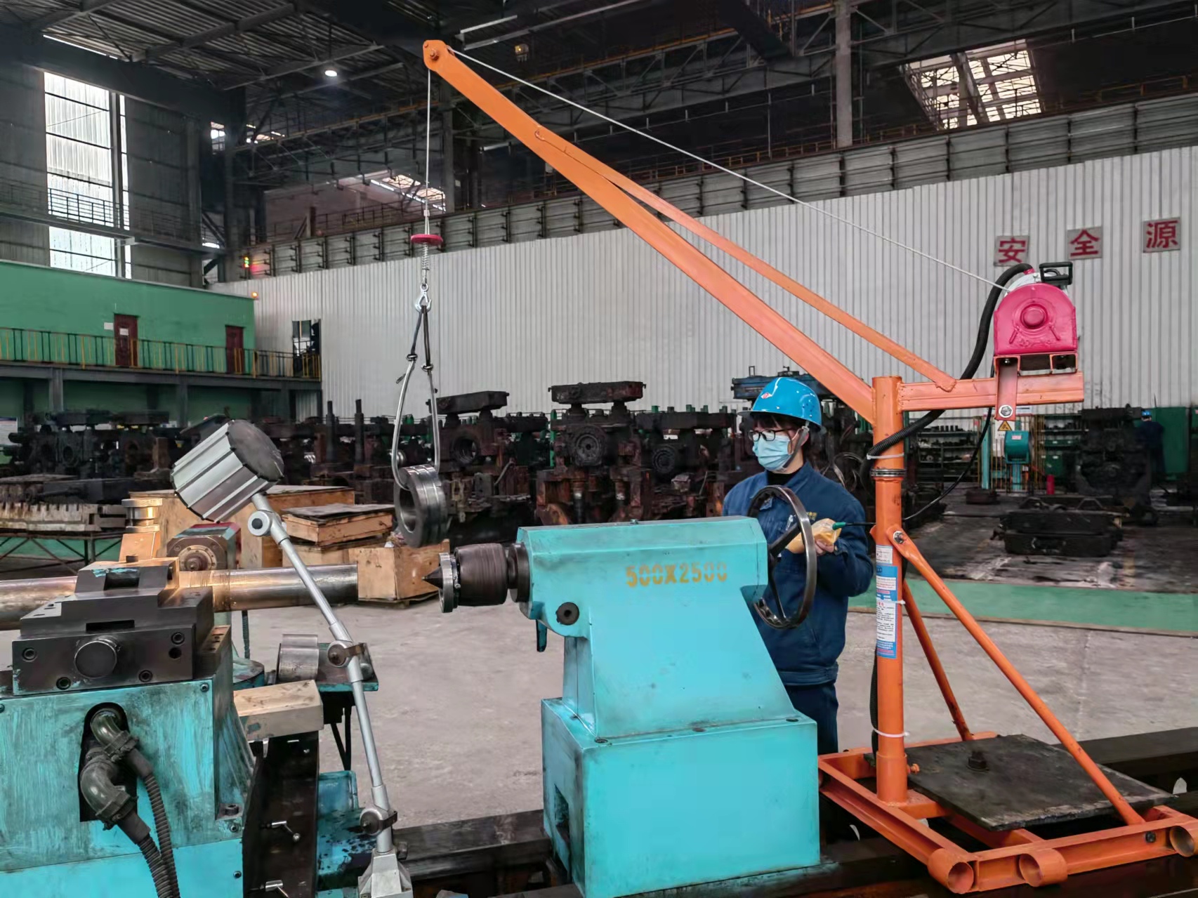 女工輥環(huán)搬運不再難 “微型”吊裝“顯身手” 女工輥環(huán)搬運不再難 “微型”吊裝“顯身手”