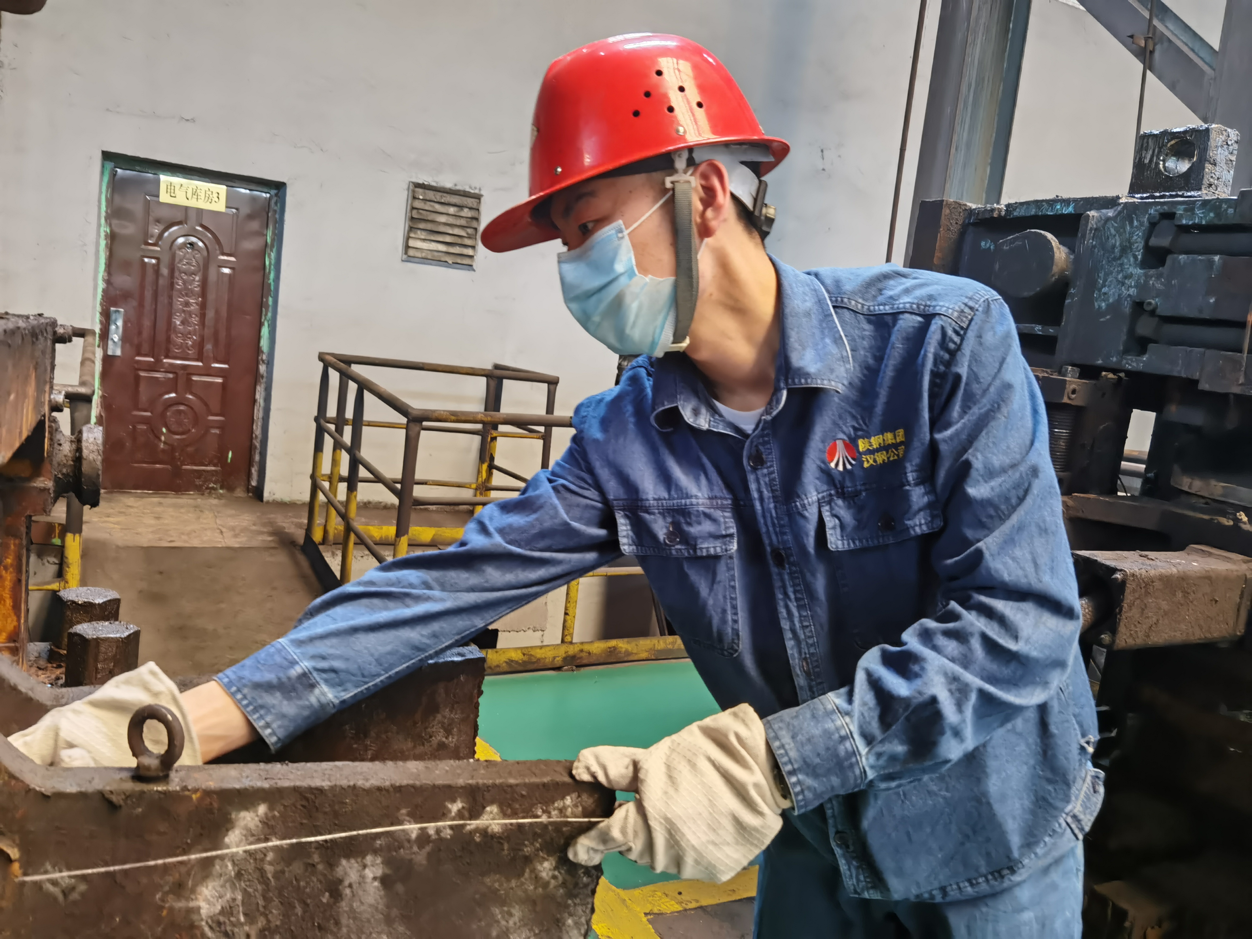 你,砥礪奮進追夢遠方 我,無怨無悔做堅強后盾 你,砥礪奮進追夢遠方 我,無怨無悔做堅強后盾