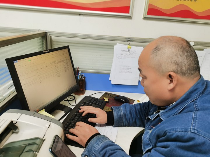 節(jié)日不停歇,堅守崗位不松懈 節(jié)日不停歇,堅守崗位不松懈