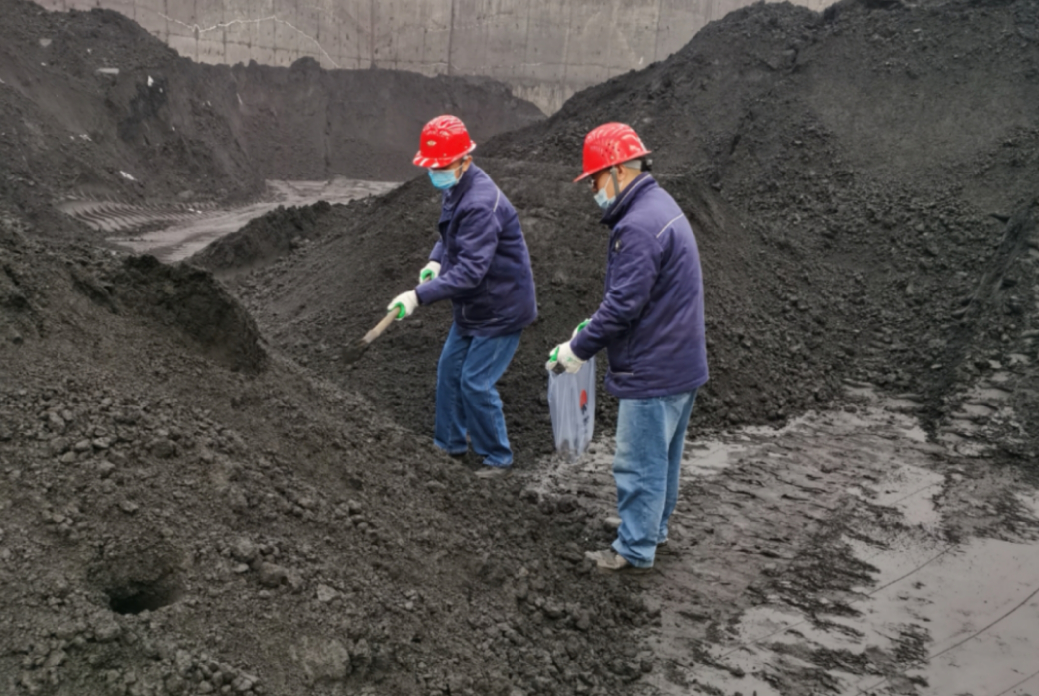 一樣的節(jié)日 不變的堅(jiān)守 一樣的節(jié)日 不變的堅(jiān)守