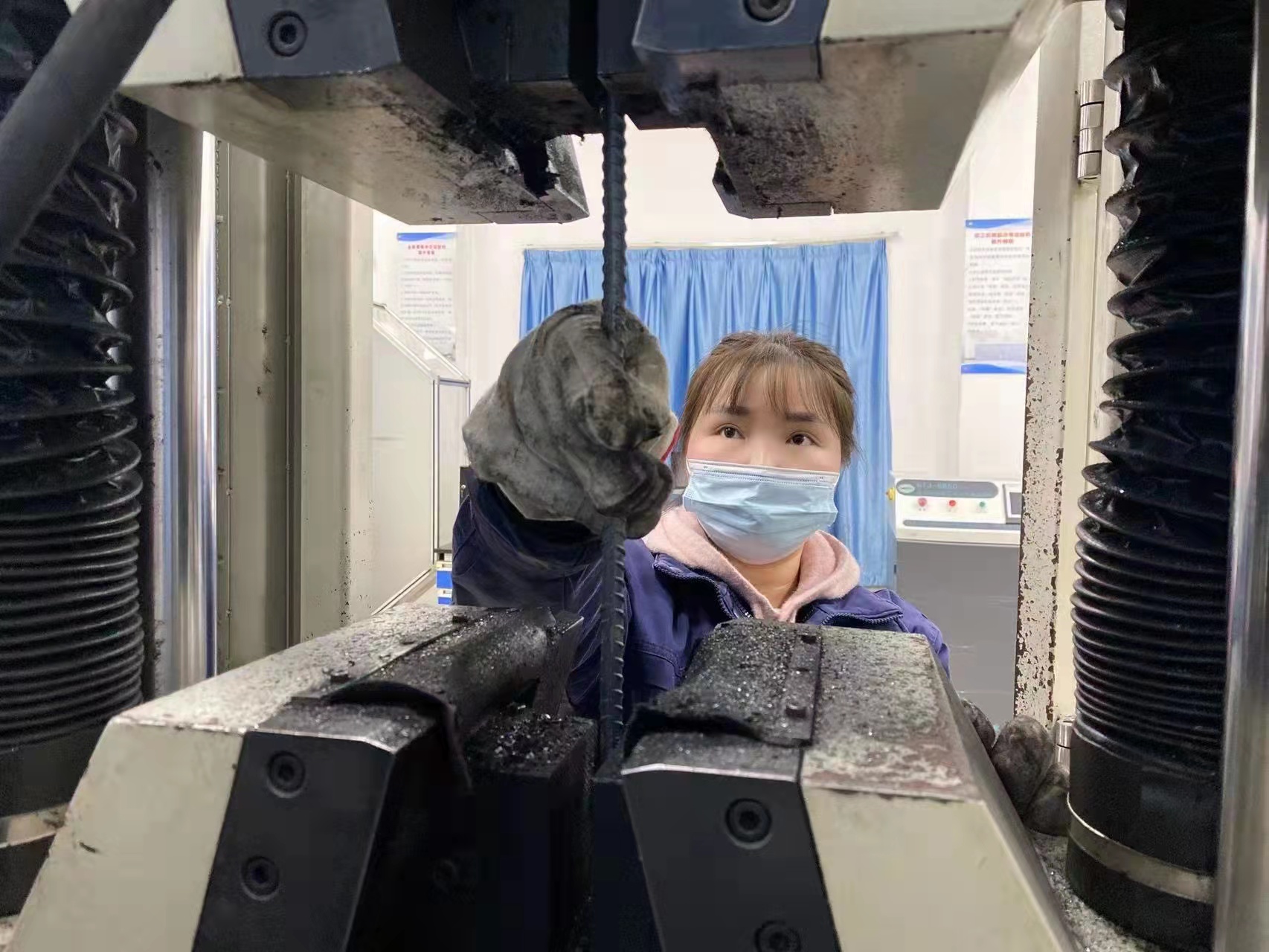 一樣的節(jié)日 不變的堅(jiān)守 一樣的節(jié)日 不變的堅(jiān)守