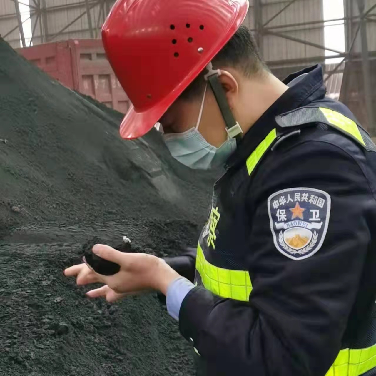 守崗盡責有擔當 擎旗奮進鑄忠魂 守崗盡責有擔當 擎旗奮進鑄忠魂