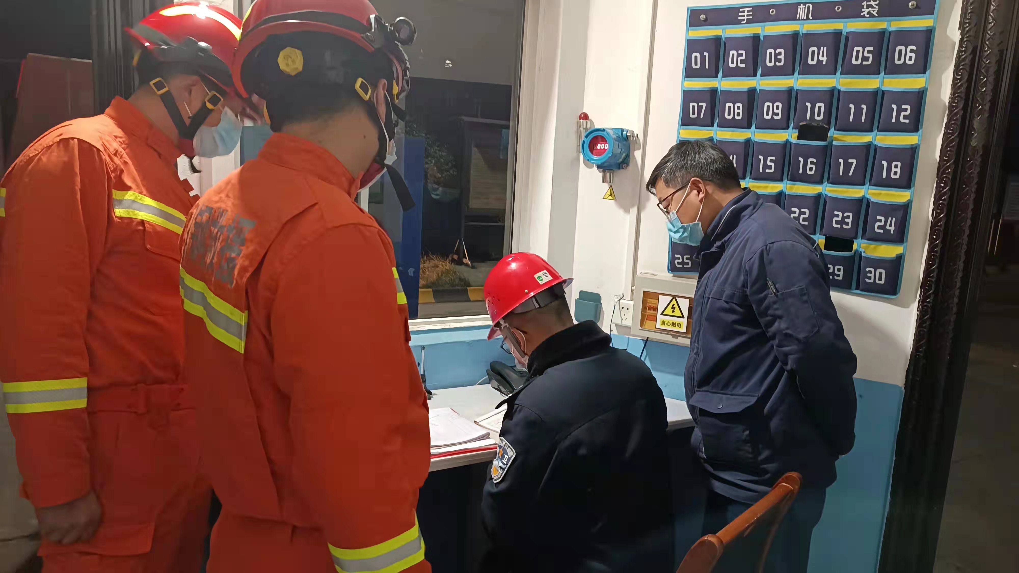 守崗盡責有擔當 擎旗奮進鑄忠魂 守崗盡責有擔當 擎旗奮進鑄忠魂