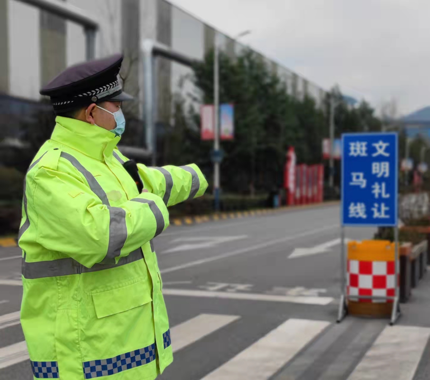 守崗盡責有擔當 擎旗奮進鑄忠魂 守崗盡責有擔當 擎旗奮進鑄忠魂