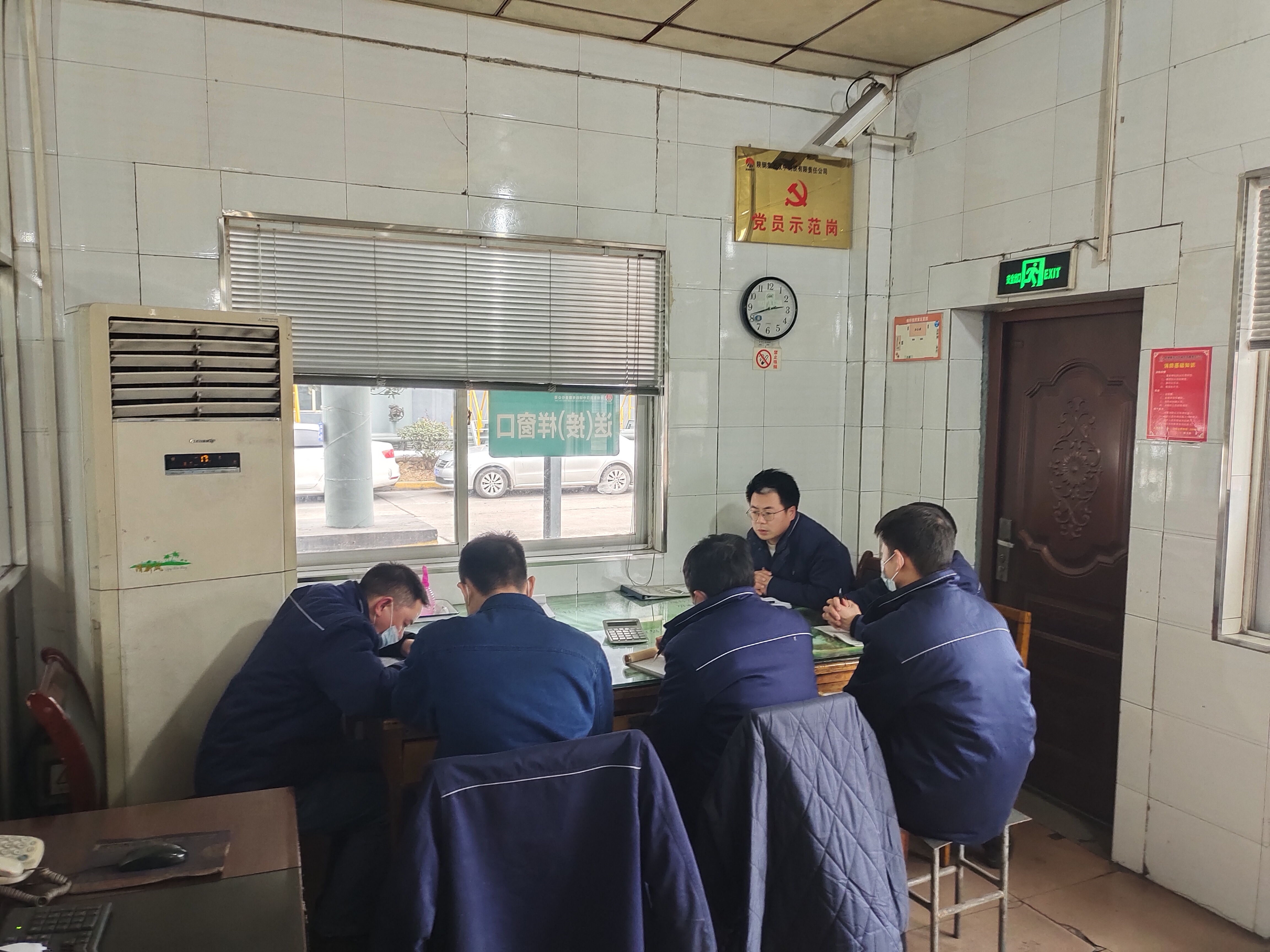 ���L����  �P������