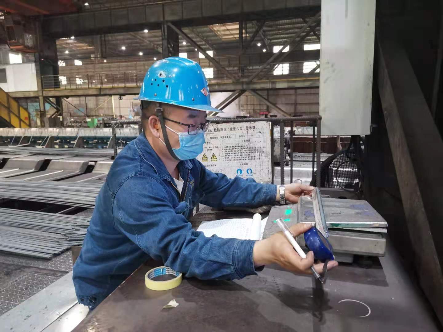 ���L����  �P������