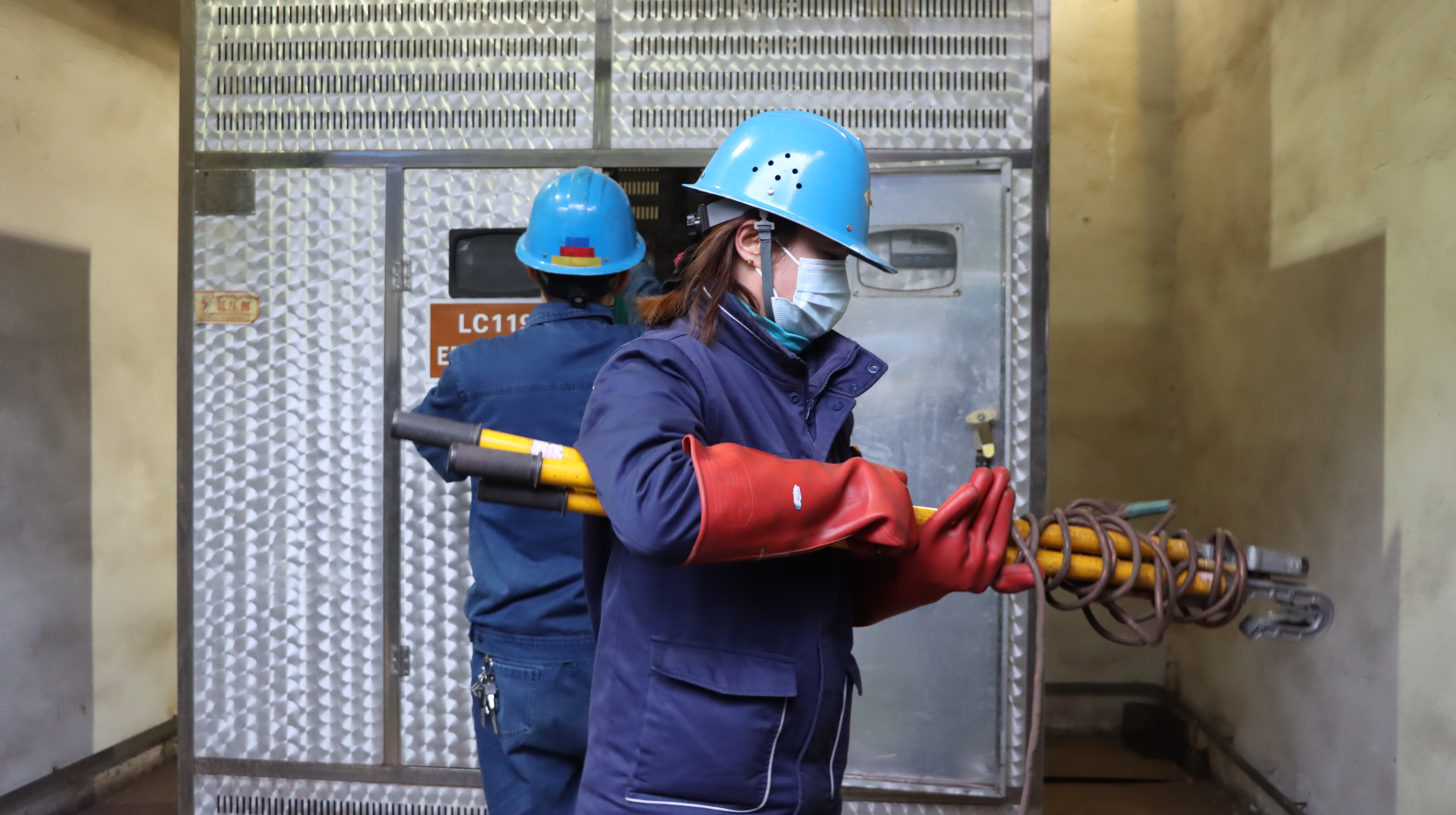 檢修掠影:寒風冷雨中,有他們暖心守護 檢修掠影:寒風冷雨中,有他們暖心守護