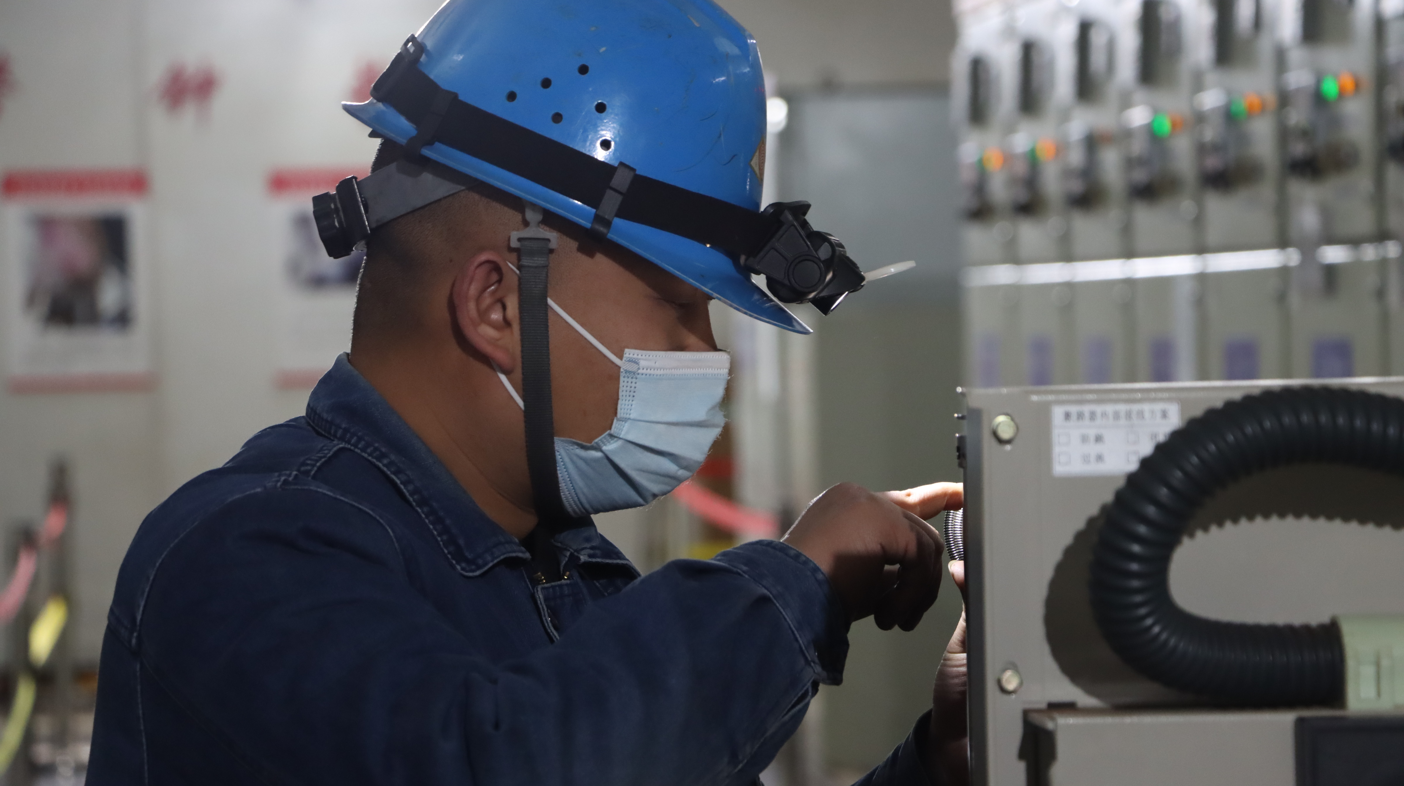 檢修掠影:寒風冷雨中,有他們暖心守護 檢修掠影:寒風冷雨中,有他們暖心守護