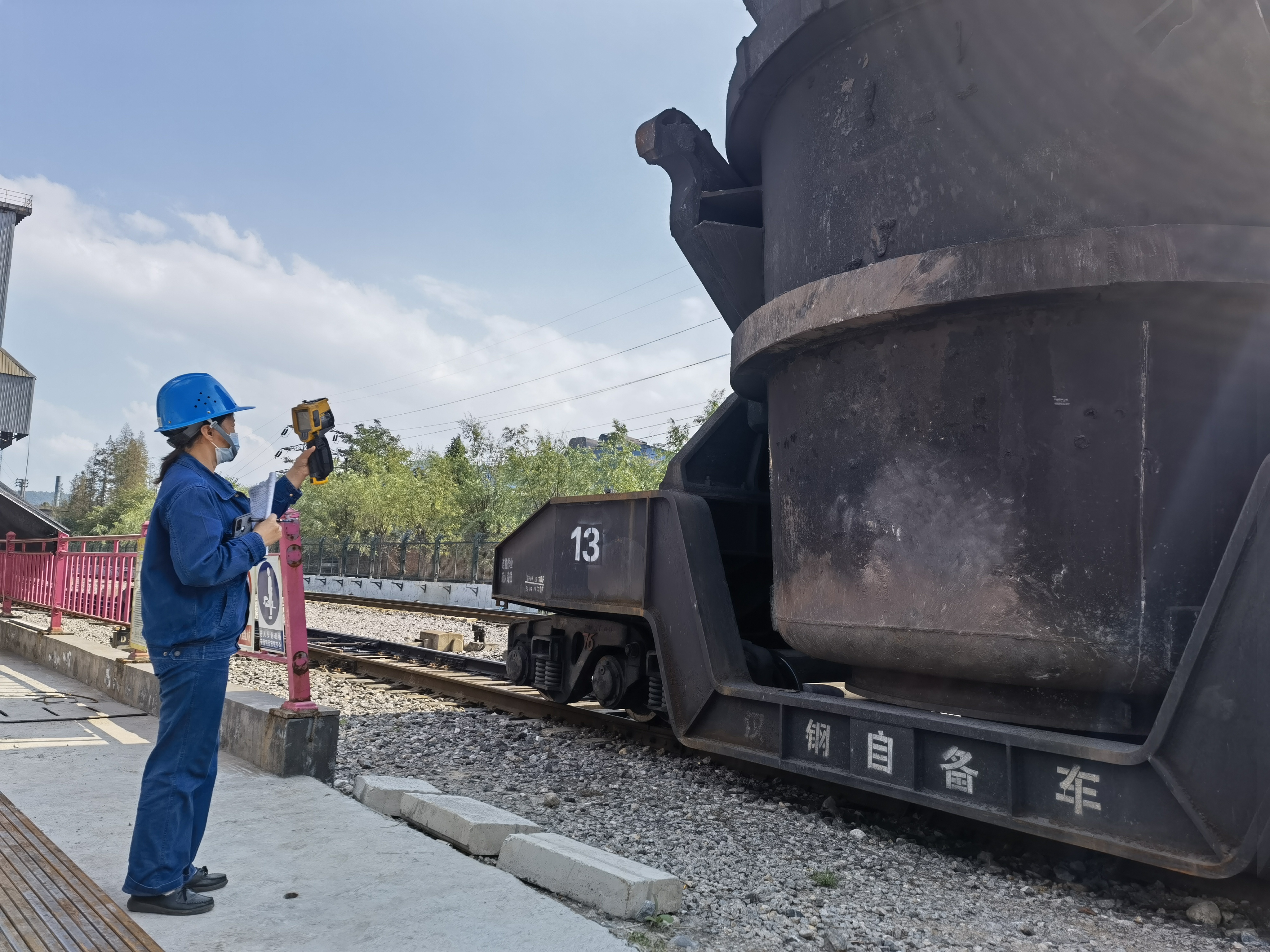 行走在鐵運線上的“鋼軌醫(yī)生” 行走在鐵運線上的“鋼軌醫(yī)生”