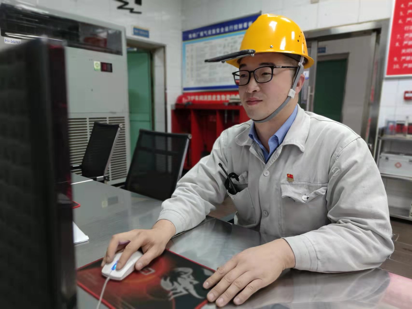 有顏值,還有技術,這個煉鋼小伙“自帶光環”! 有顏值,還有技術,這個煉鋼小伙“自帶光環”!