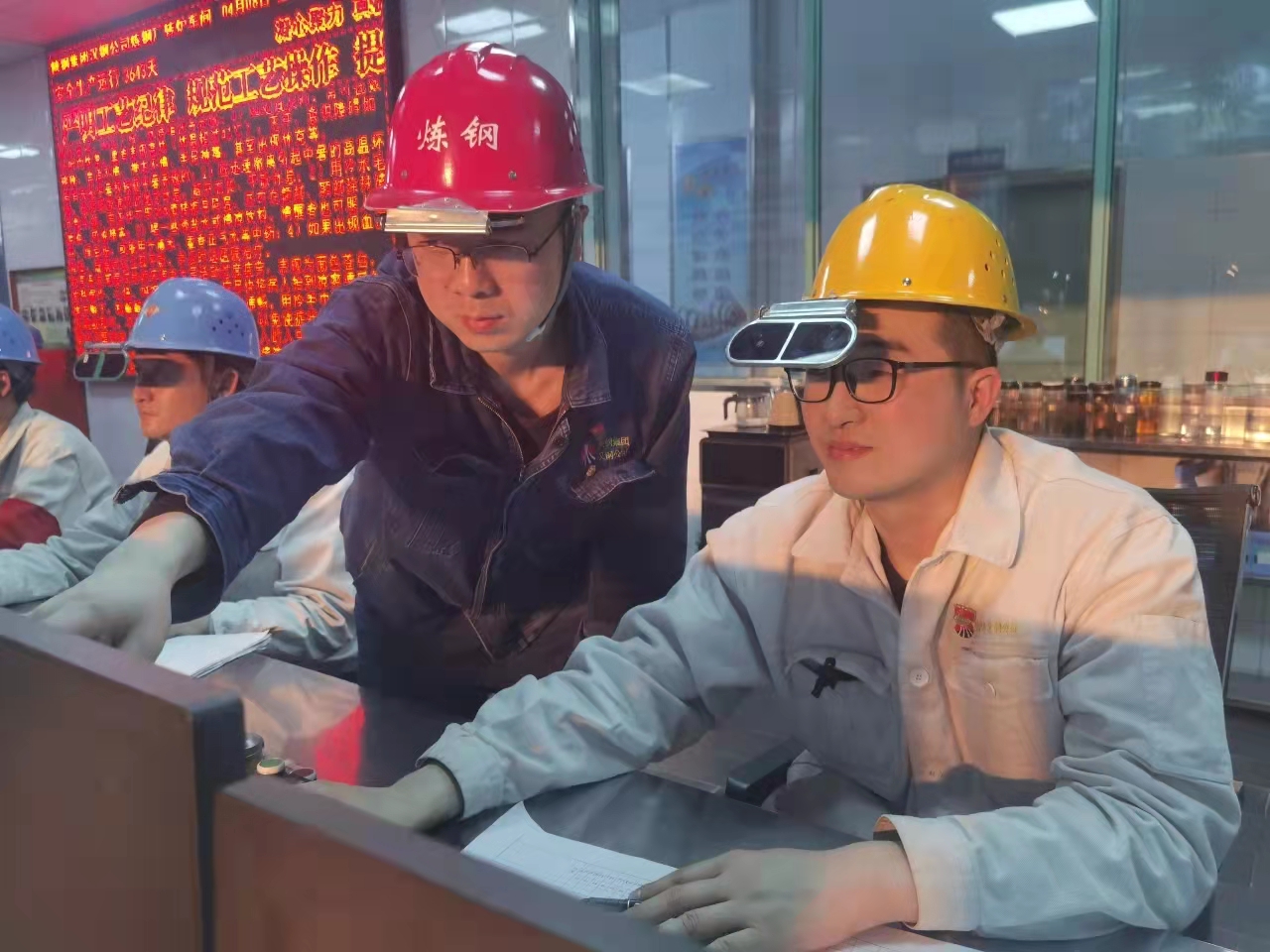 有顏值,還有技術,這個煉鋼小伙“自帶光環”! 有顏值,還有技術,這個煉鋼小伙“自帶光環”!