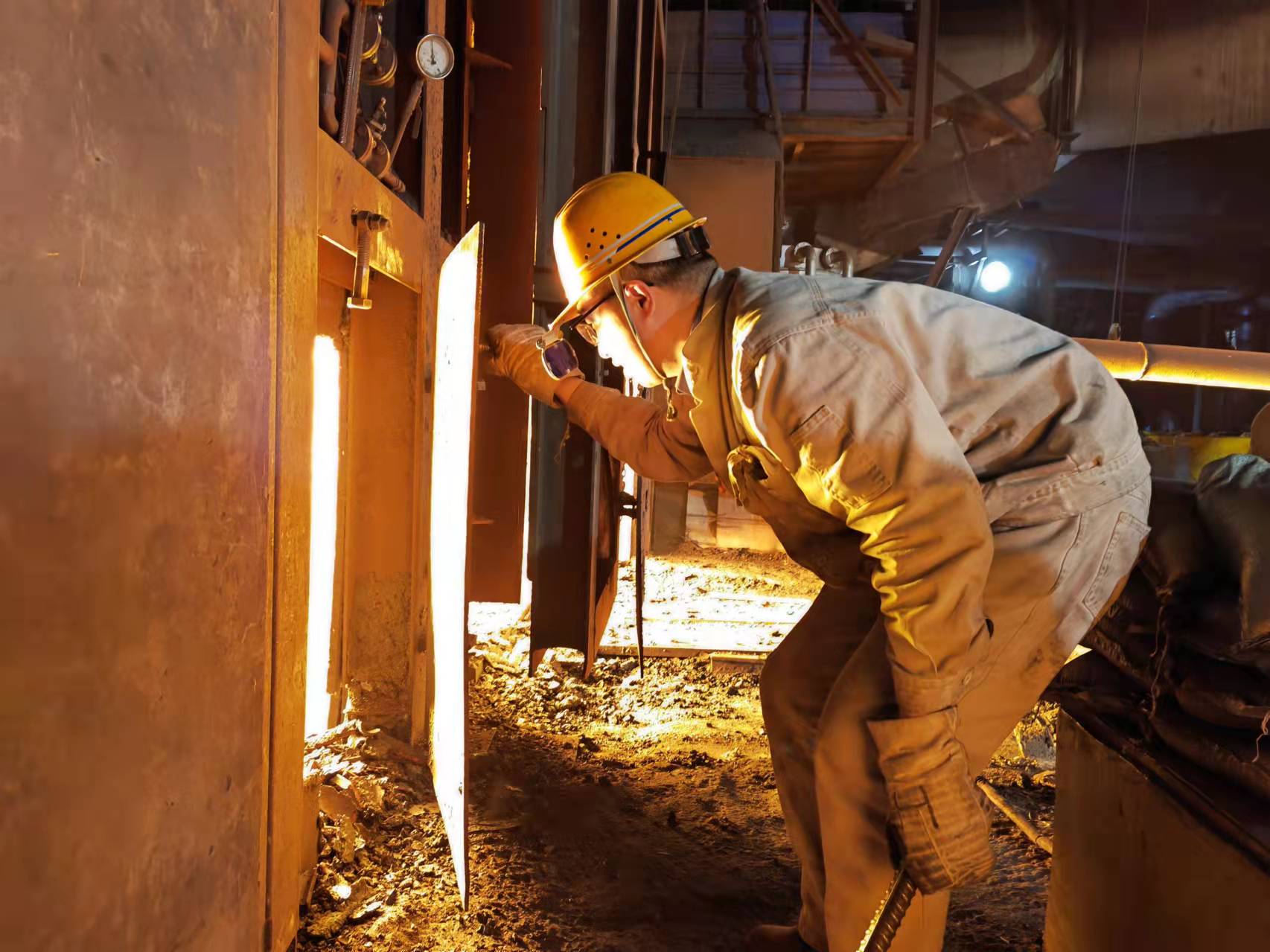 有顏值,還有技術,這個煉鋼小伙“自帶光環”! 有顏值,還有技術,這個煉鋼小伙“自帶光環”!