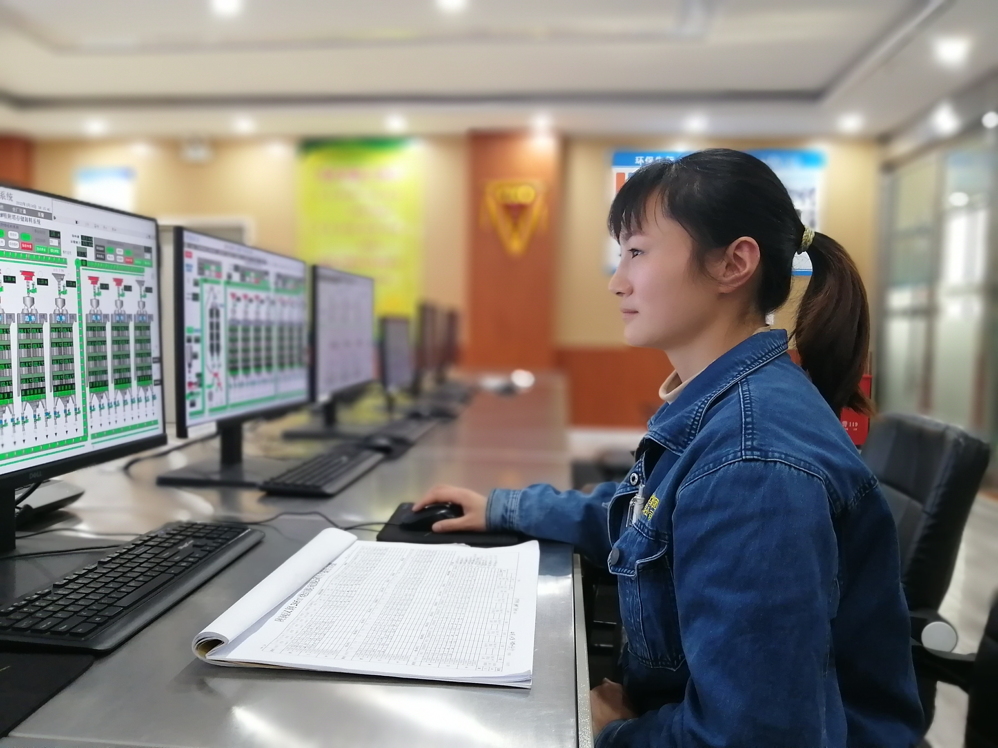 她用行動(dòng)堅(jiān)守“漢鋼藍(lán)” 她用行動(dòng)堅(jiān)守“漢鋼藍(lán)”