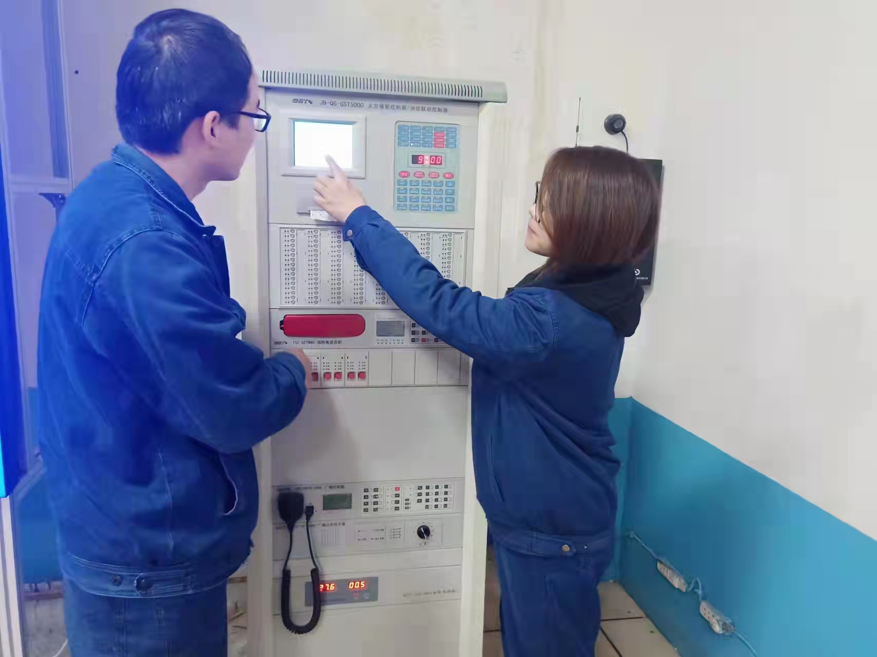 踏浪前行的“追風女子” 踏浪前行的“追風女子”