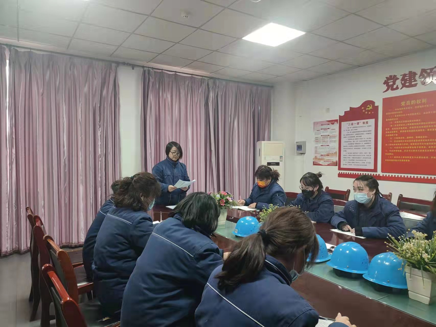 踏浪前行的“追風女子” 踏浪前行的“追風女子”