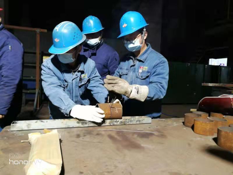 手不離鋤、腳不離地的“維修人” 手不離鋤、腳不離地的“維修人”