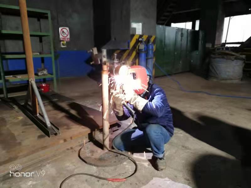 手不離鋤、腳不離地的“維修人” 手不離鋤、腳不離地的“維修人”