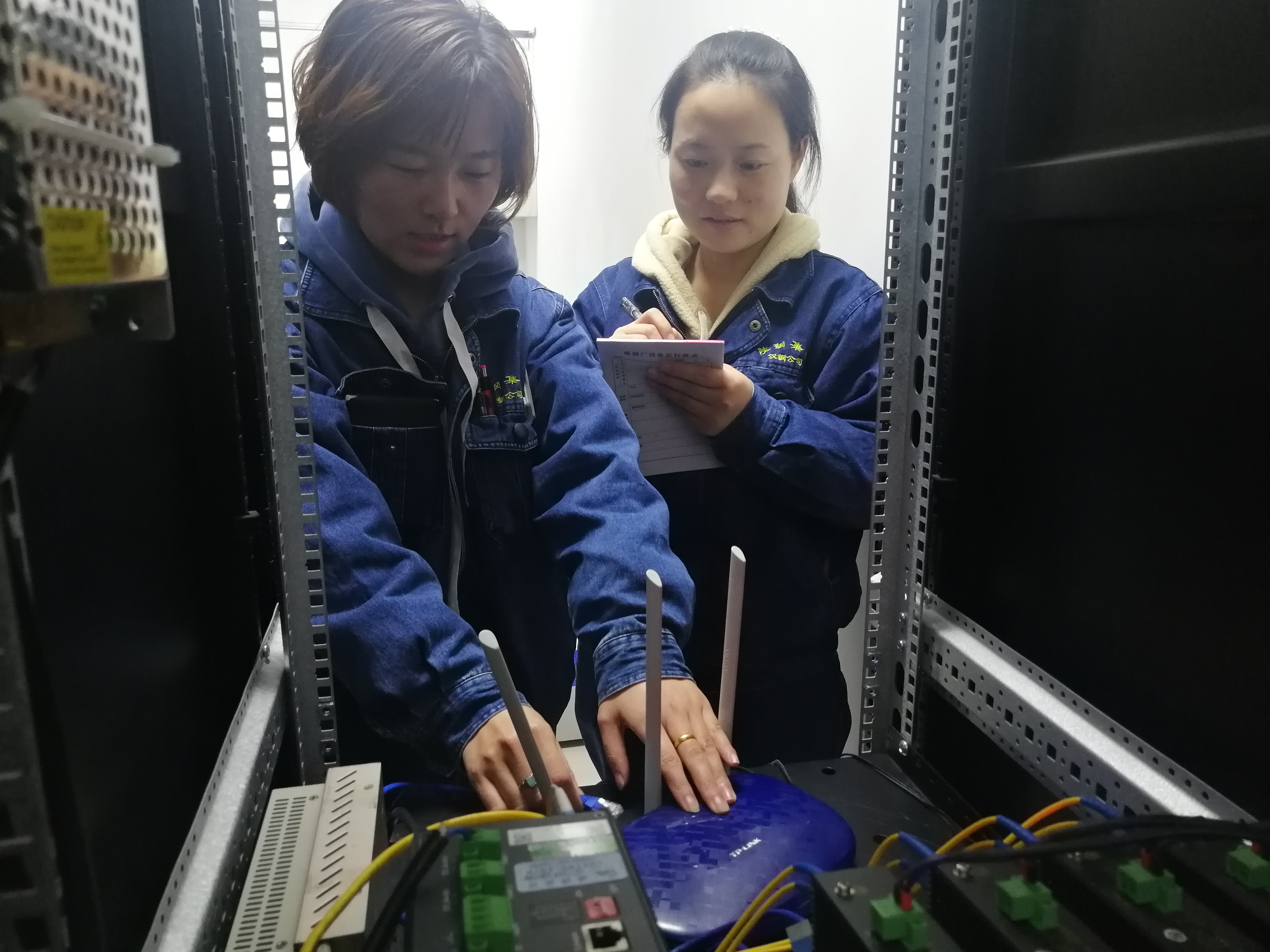 檢斤崗位上的“花兒朵朵” 檢斤崗位上的“花兒朵朵”