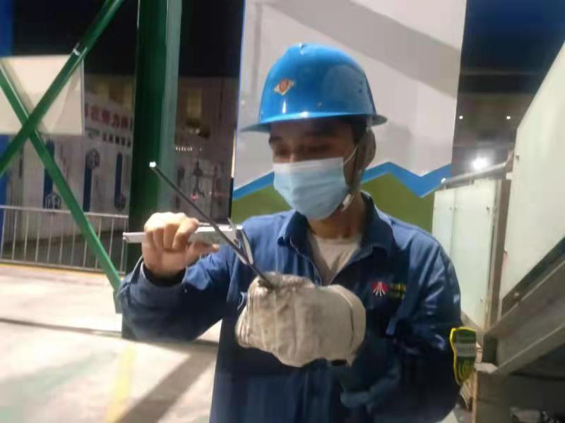 在心里緬懷,在腳步上追趕 ——計量檢驗中心清明節崗位堅守掠影 在心里緬懷,在腳步上追趕 ——計量檢驗中心清明節崗位堅守掠影