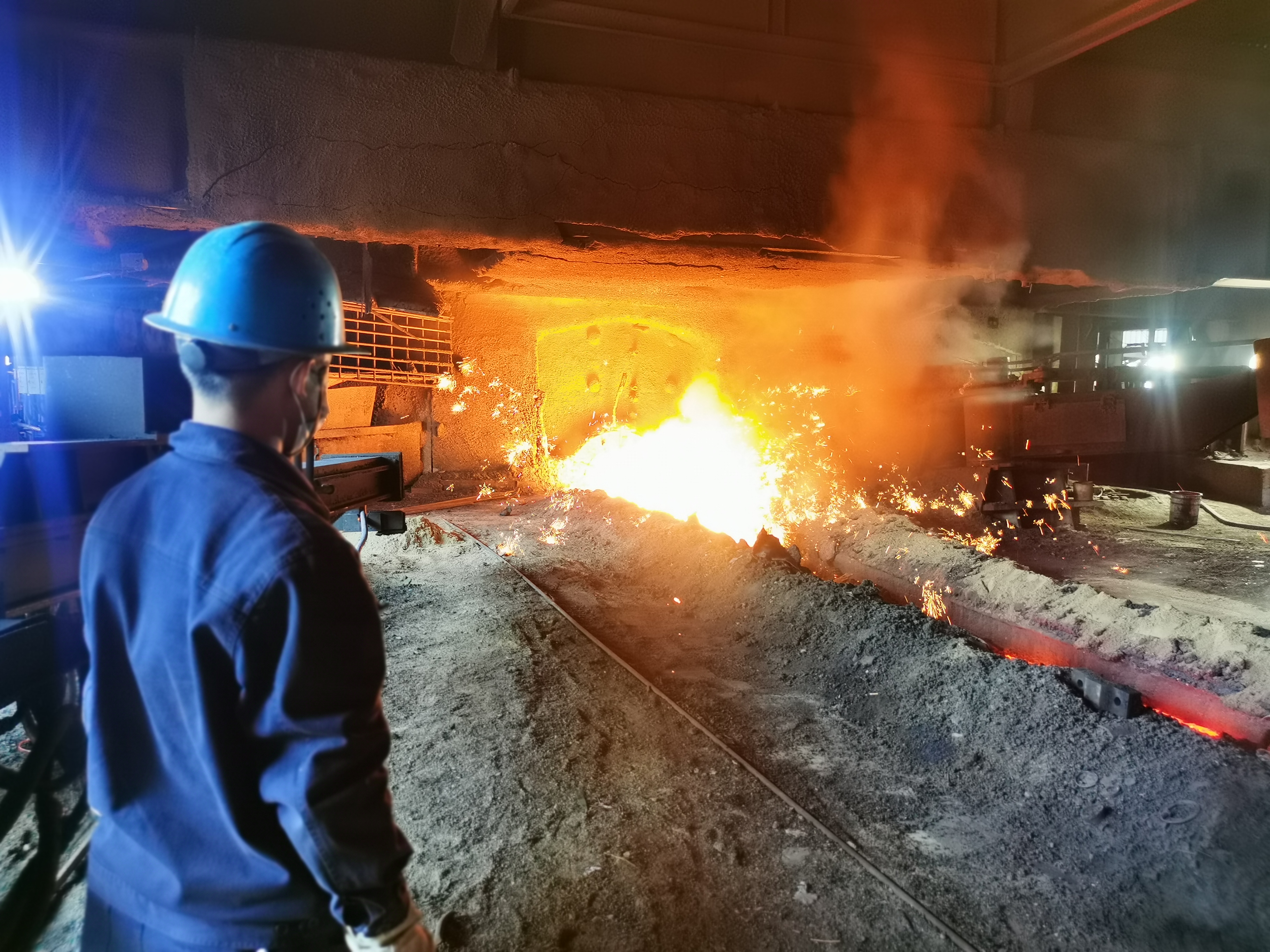 走在奮斗的春光里 ——煉鐵廠攻堅奮戰見聞 走在奮斗的春光里 ——煉鐵廠攻堅奮戰見聞