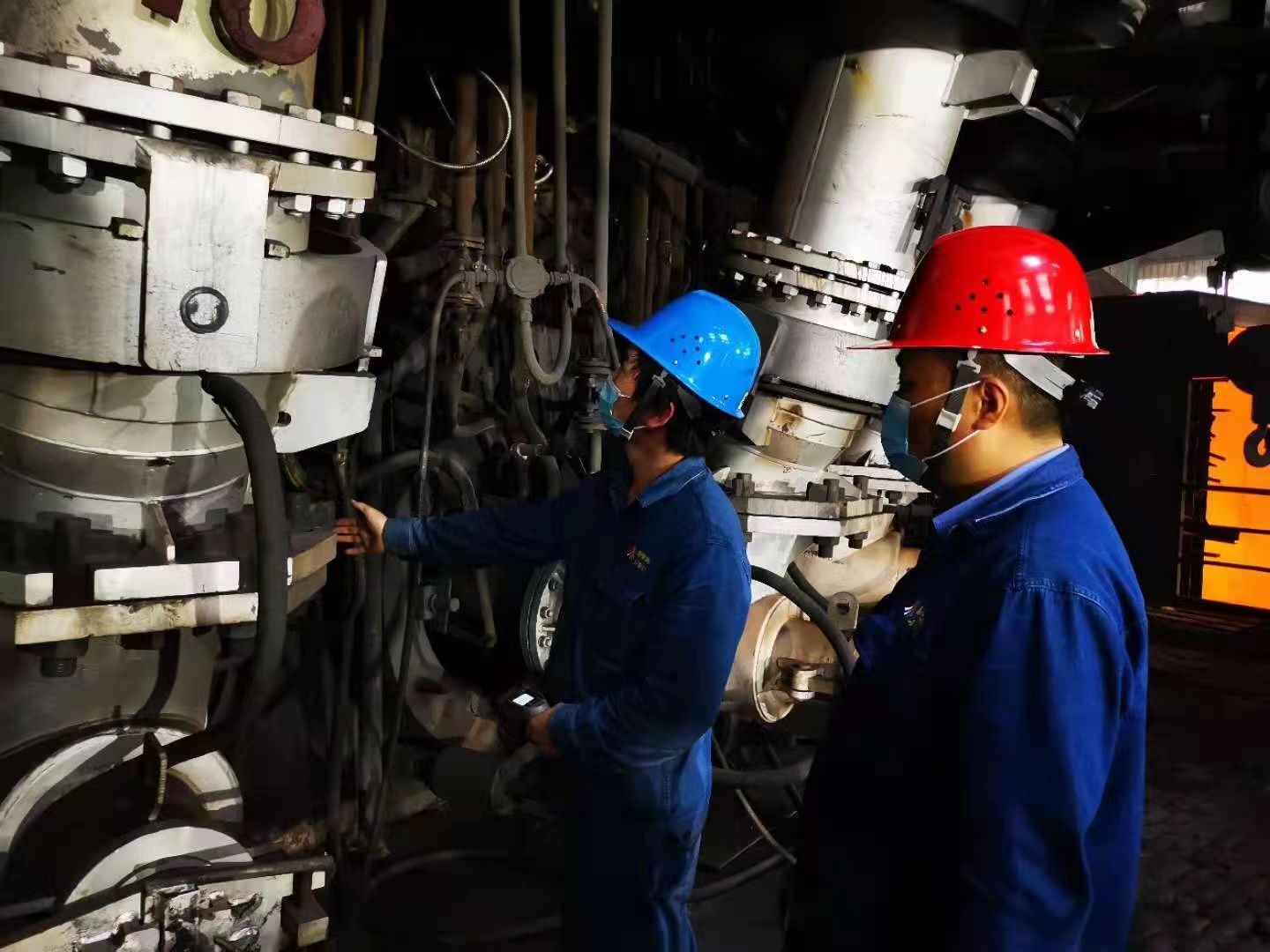 走在奮斗的春光里 ——煉鐵廠攻堅奮戰見聞 走在奮斗的春光里 ——煉鐵廠攻堅奮戰見聞