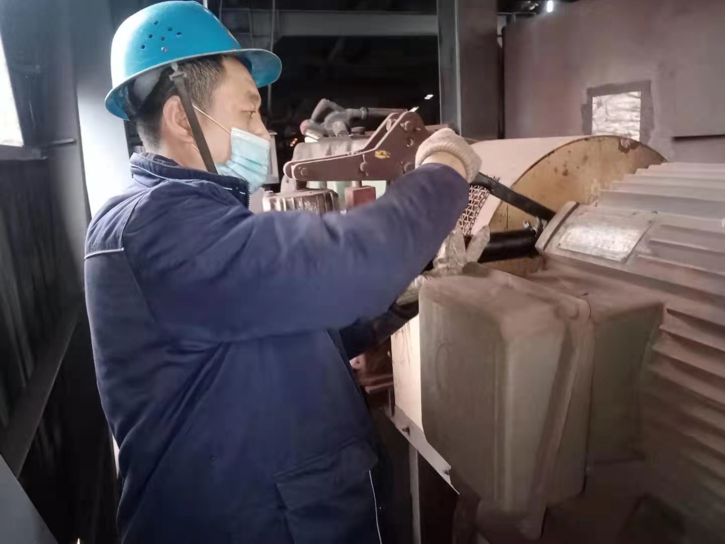 筑夢漢鋼建功勛 勞模精神催人進——記燒結廠一季度“勞動模范”王新春 筑夢漢鋼建功勛 勞模精神催人進——記燒結廠一季度“勞動模范”王新春