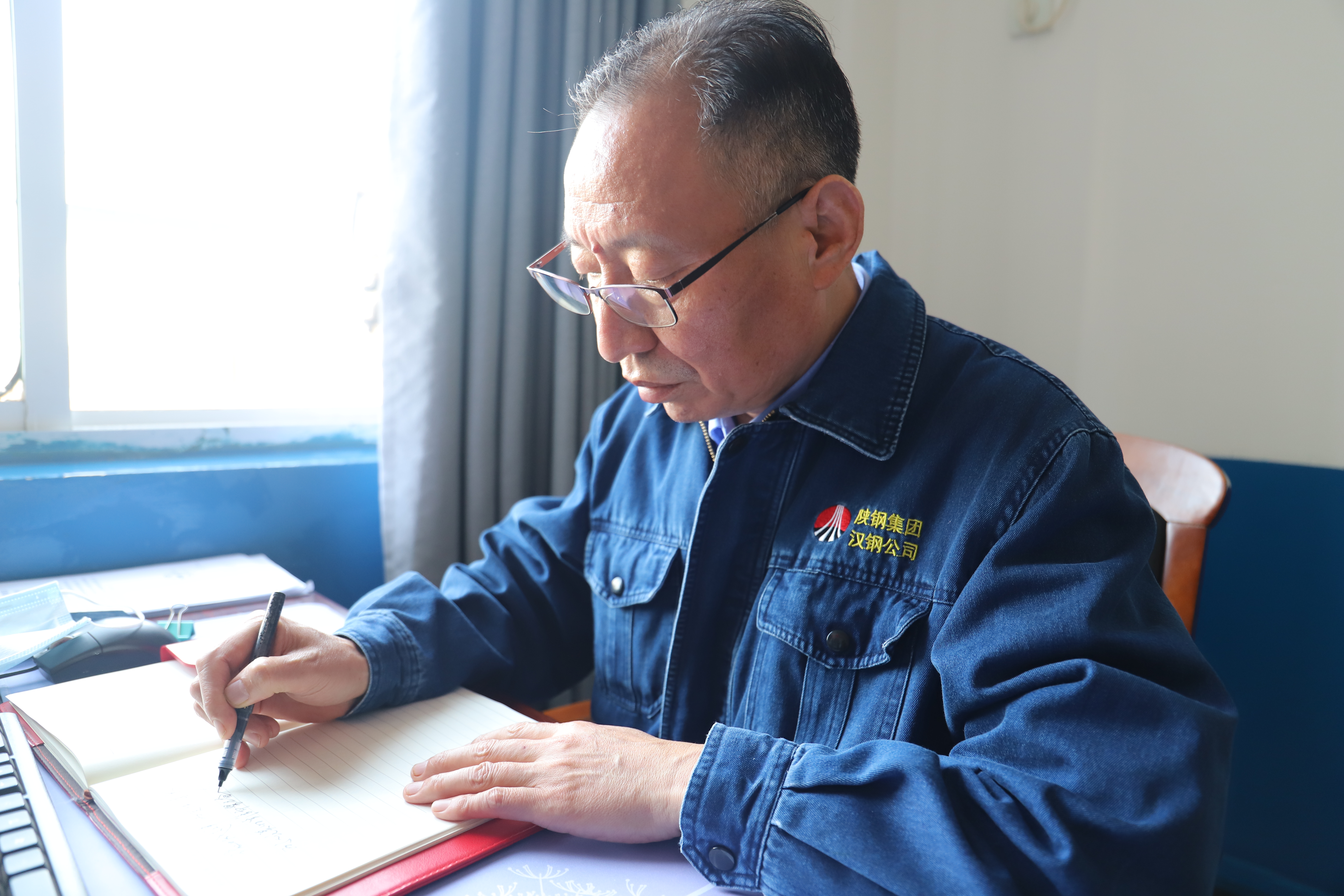 在技術創新的“考場”上實現自我價值——記獲獎項目主創人漢鋼公司黨委委員、 燒結廠黨委書記、廠長 韋勝利 在技術創新的“考場”上實現自我價值——記獲獎項目主創人漢鋼公司黨委委員、 燒結廠黨委書記、廠長 韋勝利