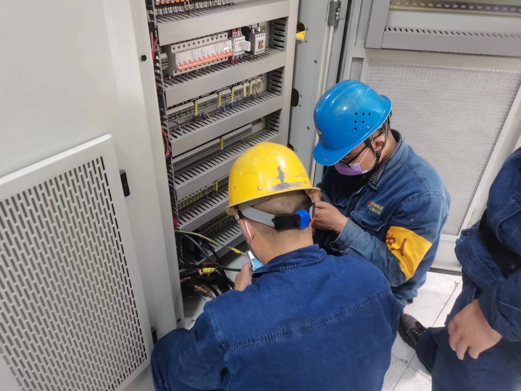 只見你的背影,不見你的面龐 只見你的背影,不見你的面龐