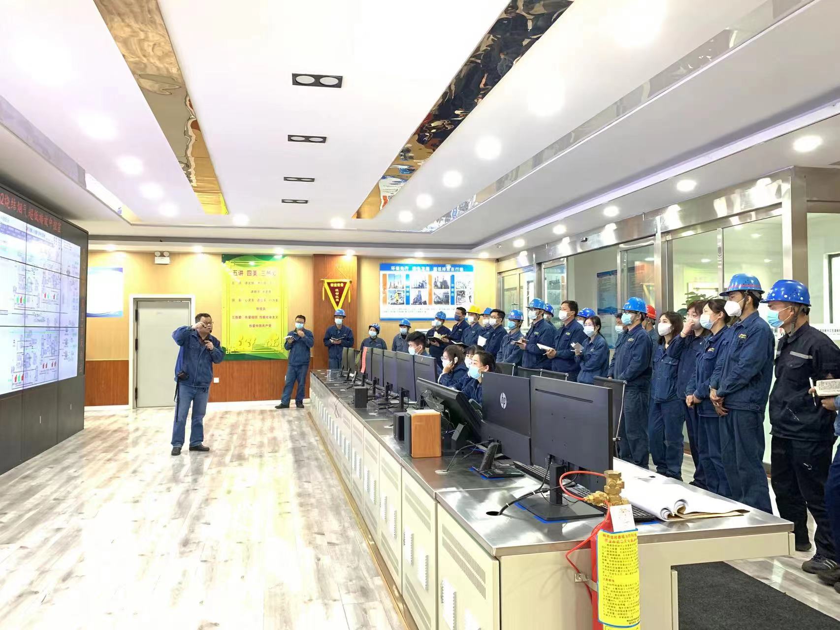 讓黨旗高高飄揚在生產一線 讓黨旗高高飄揚在生產一線