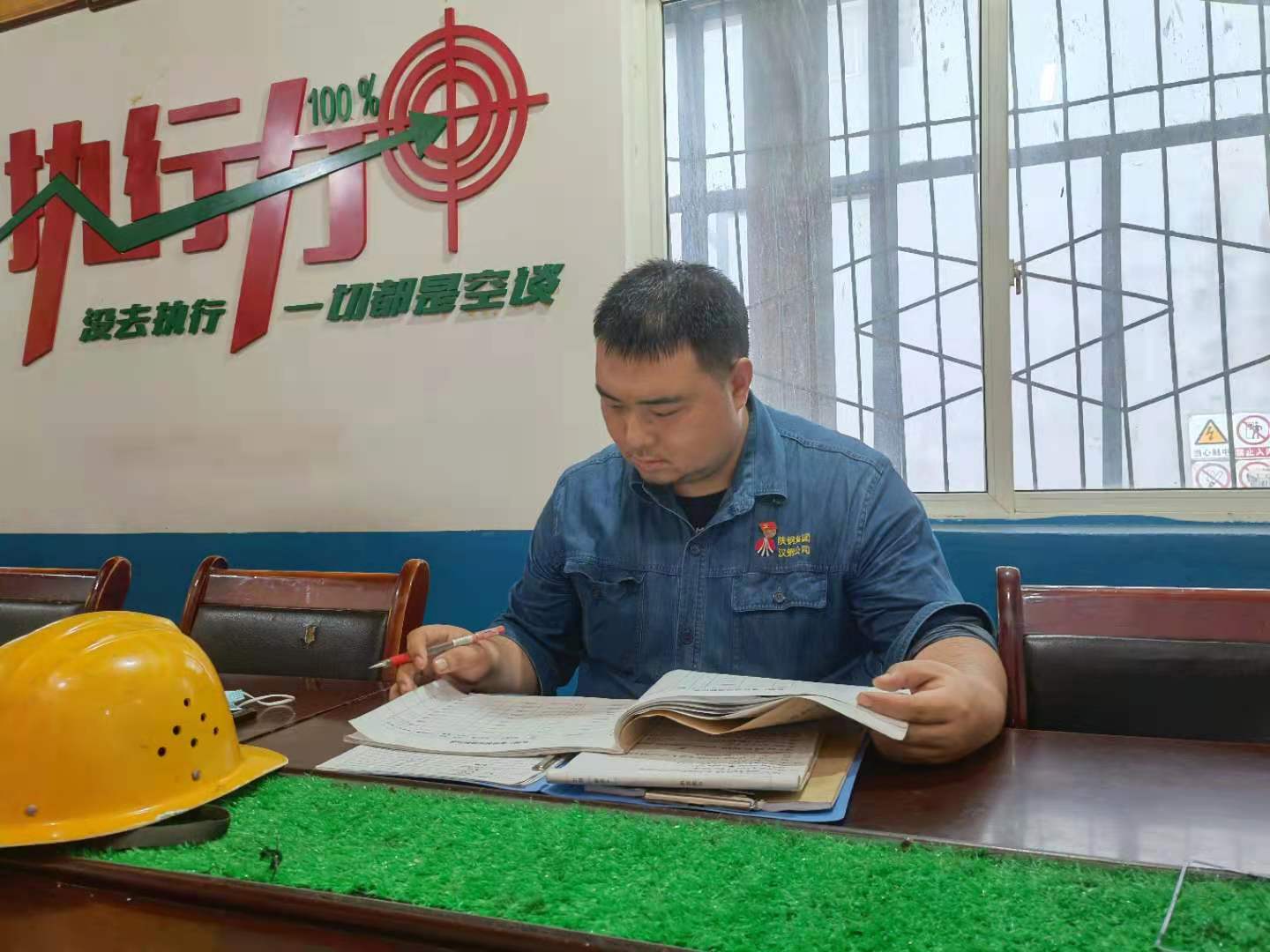 從“橄欖綠”到“軋鋼藍” 他的初心一直未變 從“橄欖綠”到“軋鋼藍” 他的初心一直未變