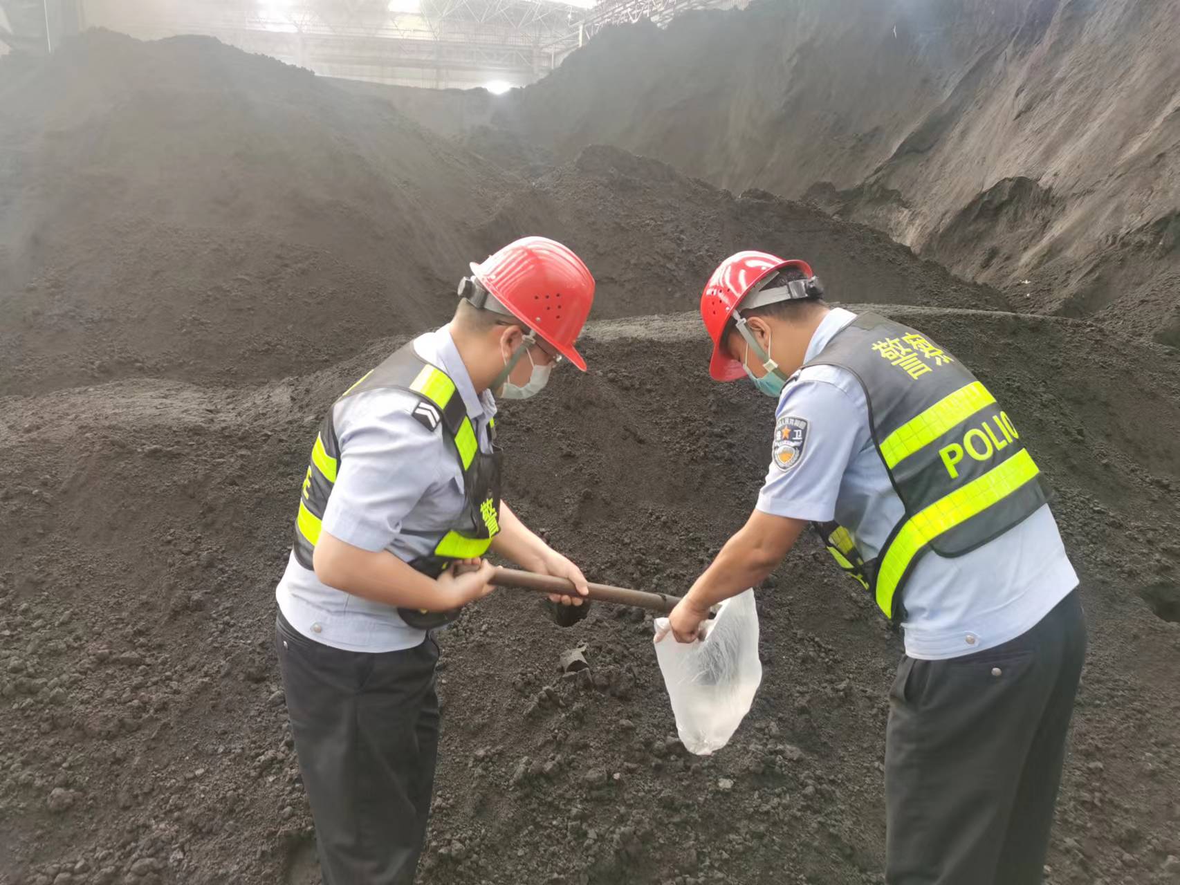 七月流火燃激情 一線堅(jiān)守戰(zhàn)高溫 七月流火燃激情 一線堅(jiān)守戰(zhàn)高溫