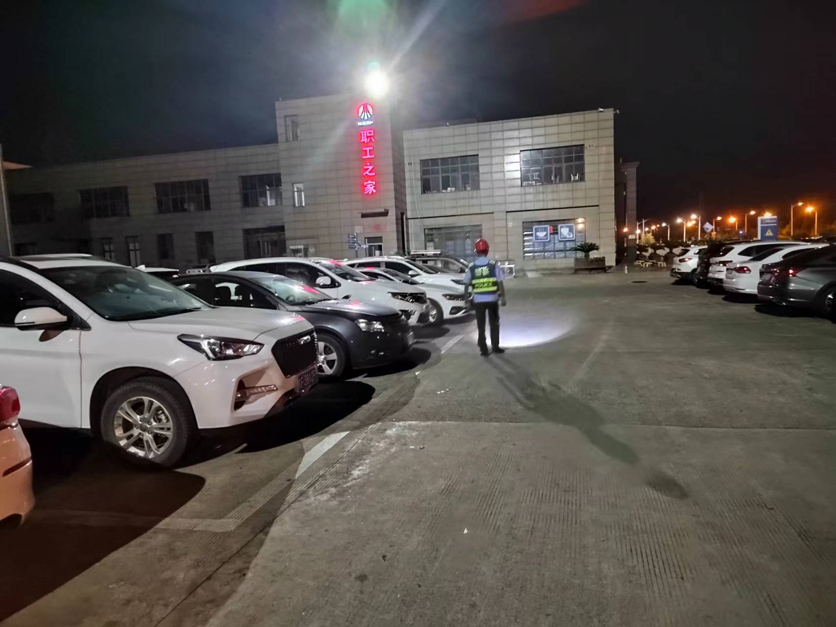 七月流火燃激情 一線堅(jiān)守戰(zhàn)高溫 七月流火燃激情 一線堅(jiān)守戰(zhàn)高溫