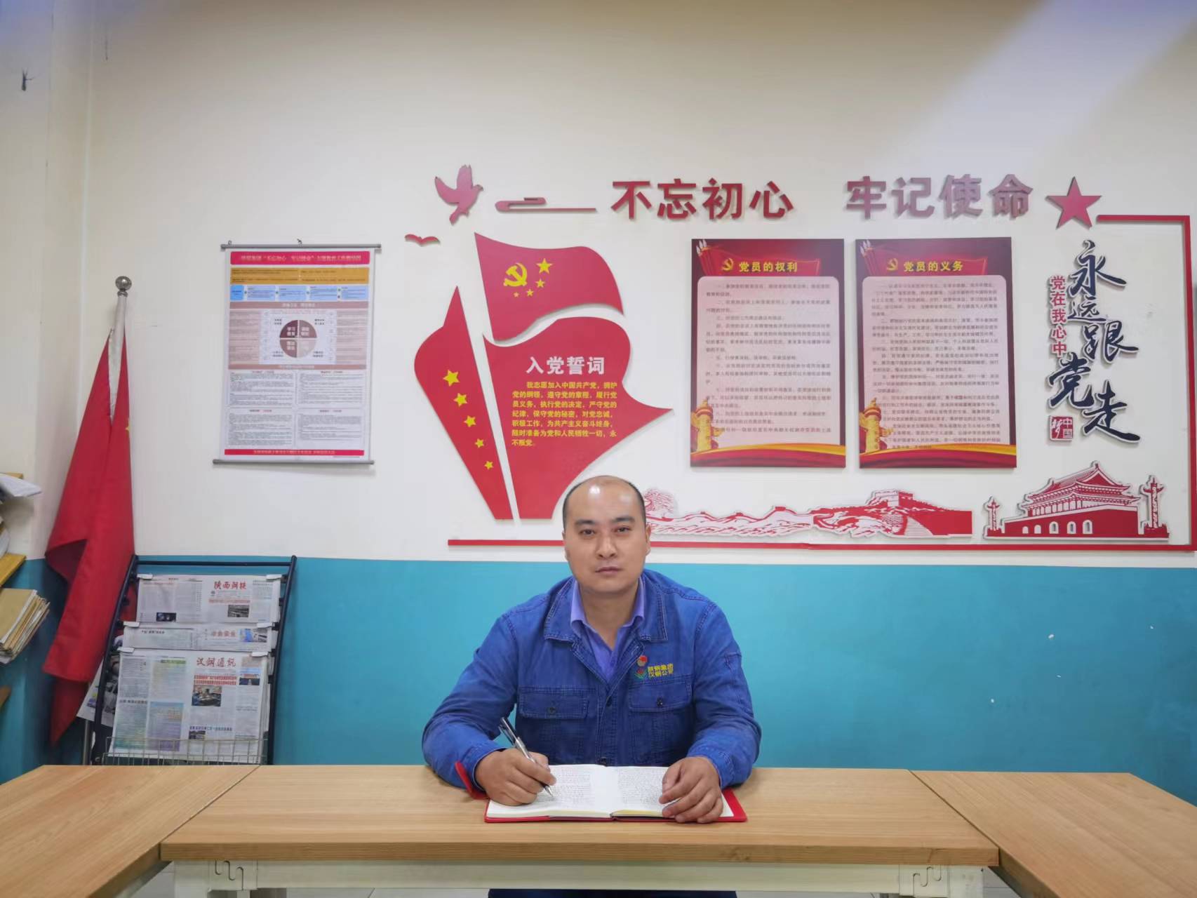 黨徽是他們最美的“名片” 黨徽是他們最美的“名片”