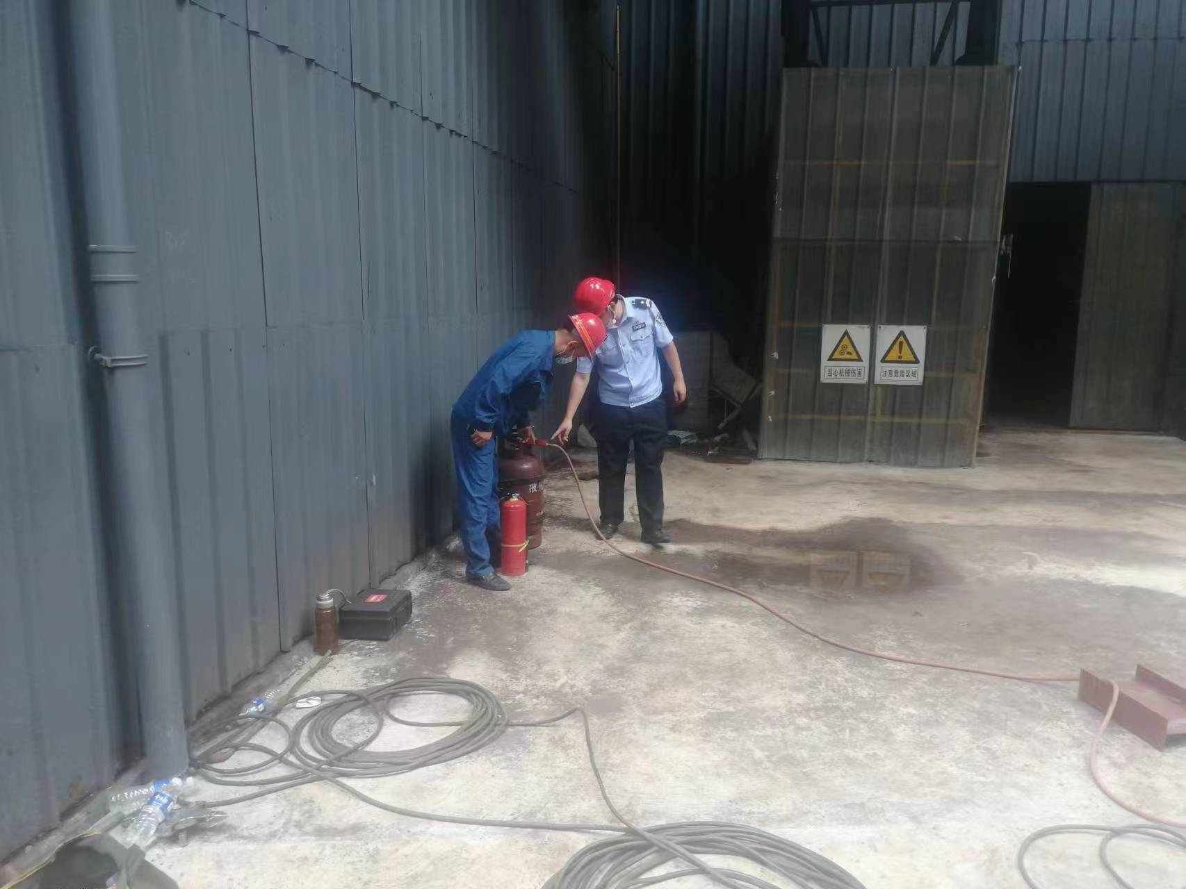 赴湯蹈火淬新藍(lán) 赤膽一片護(hù)鋼城 ----記漢鋼公司專職消防隊 赴湯蹈火淬新藍(lán) 赤膽一片護(hù)鋼城 ----記漢鋼公司專職消防隊