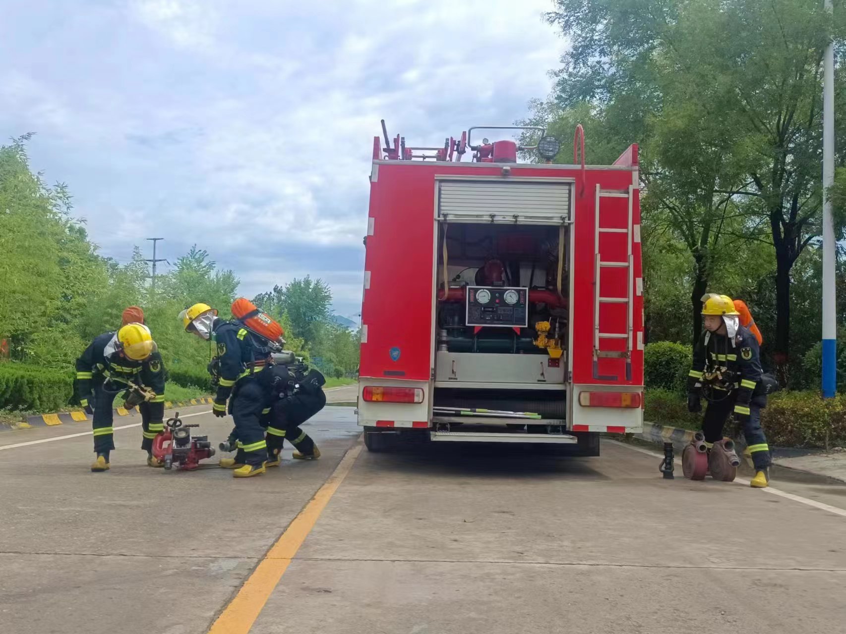 赴湯蹈火淬新藍(lán) 赤膽一片護(hù)鋼城 ----記漢鋼公司專職消防隊 赴湯蹈火淬新藍(lán) 赤膽一片護(hù)鋼城 ----記漢鋼公司專職消防隊