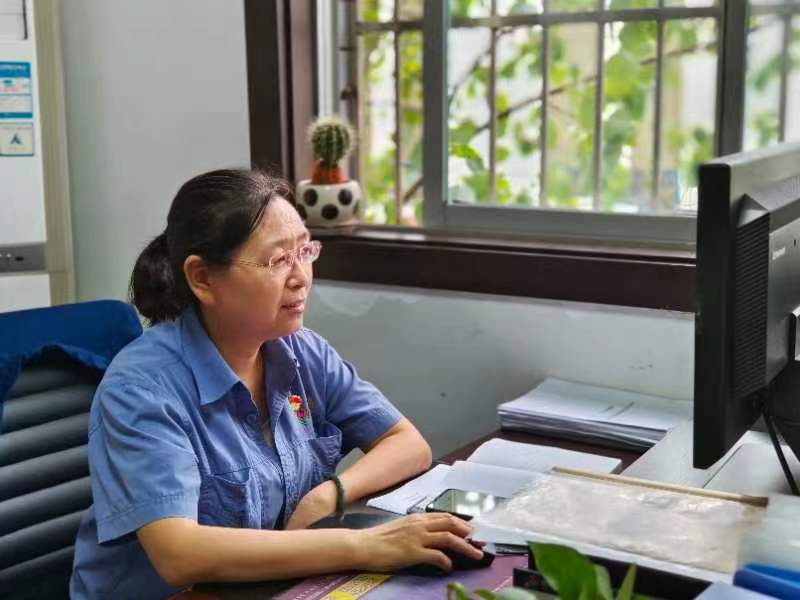 �C�Ϲ�����ϵġ�Ů��ʿ��