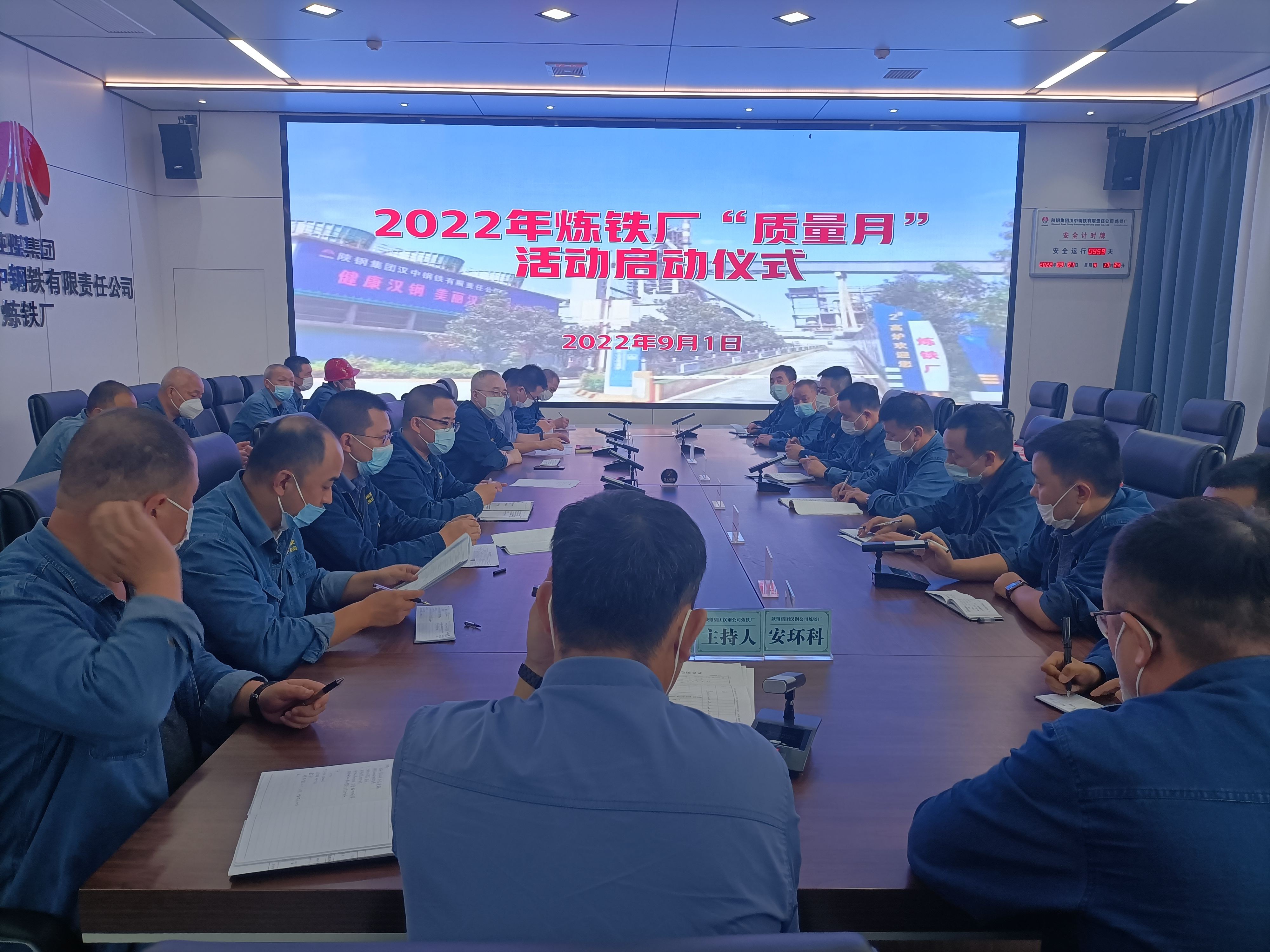 ����������M���|���¡�����������