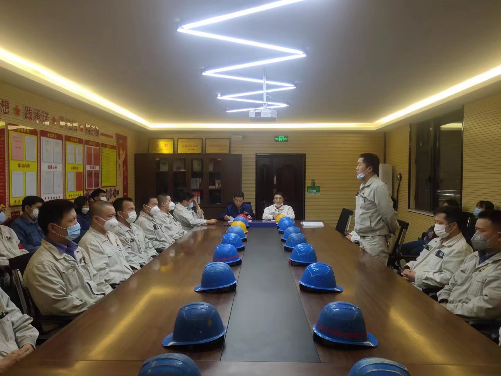 奮勇?tīng)?zhēng)先強(qiáng)干勁 常抓不懈保安全 奮勇?tīng)?zhēng)先強(qiáng)干勁 常抓不懈保安全