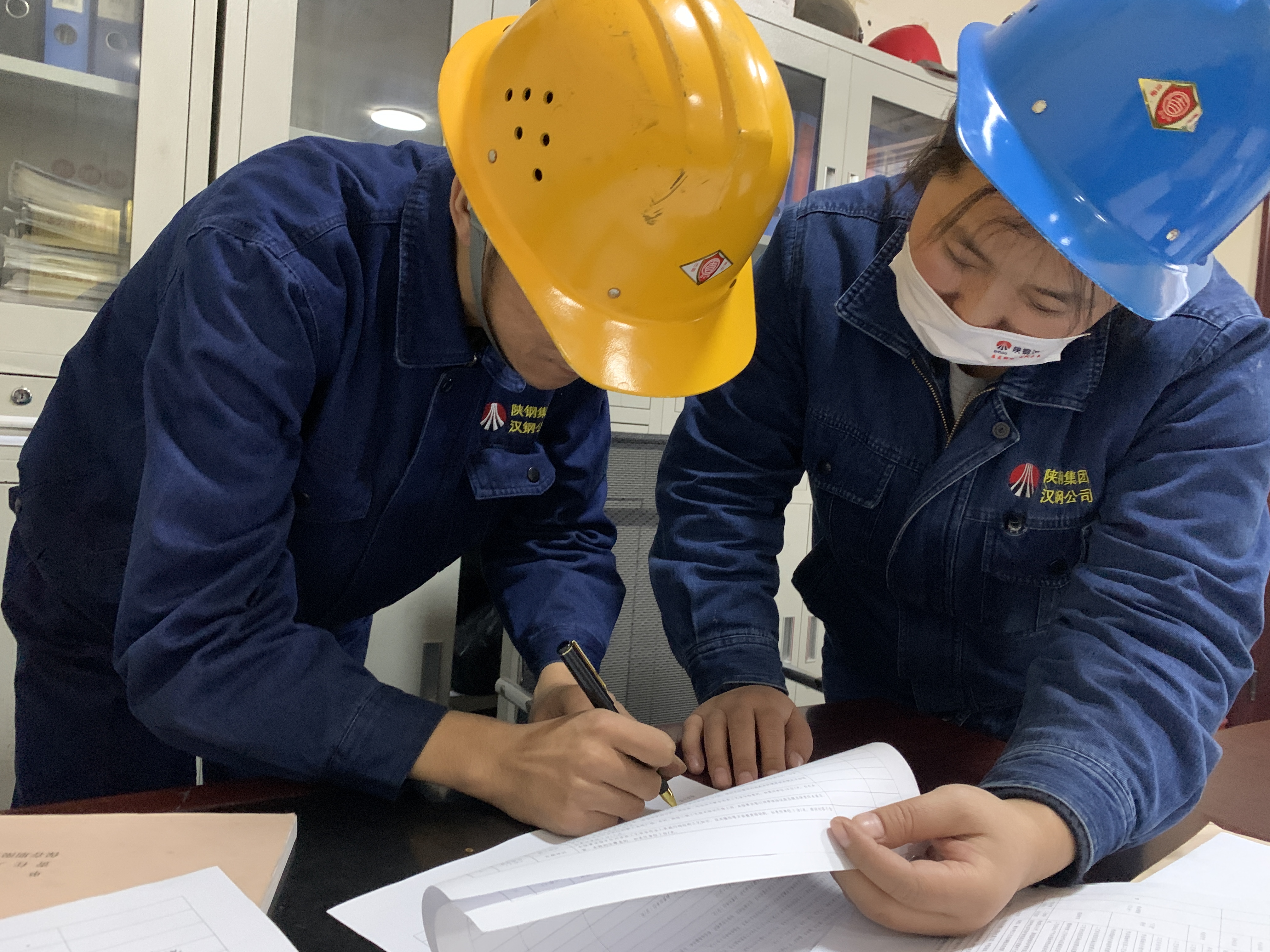 他和他的“金牌”班組 他和他的“金牌”班組