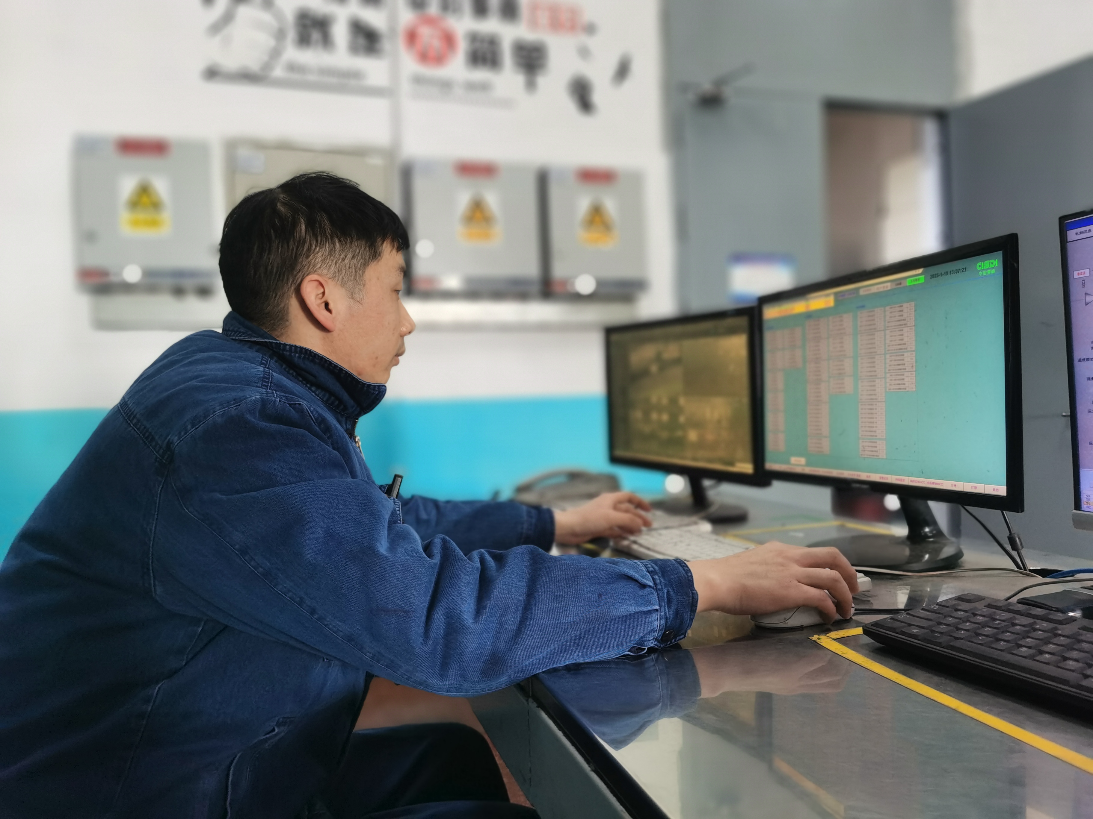 節(jié)日“守歲人” 青春 “不打烊” 節(jié)日“守歲人” 青春 “不打烊”