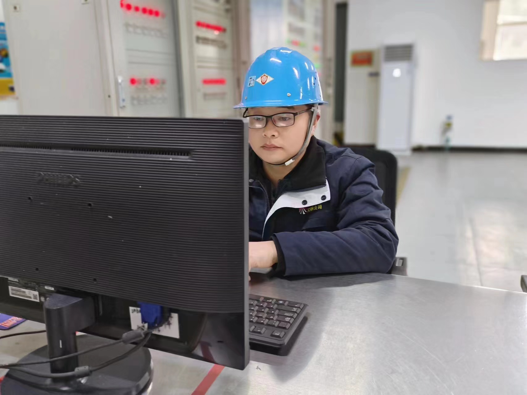 堅守節日的設備“護航人” 堅守節日的設備“護航人”