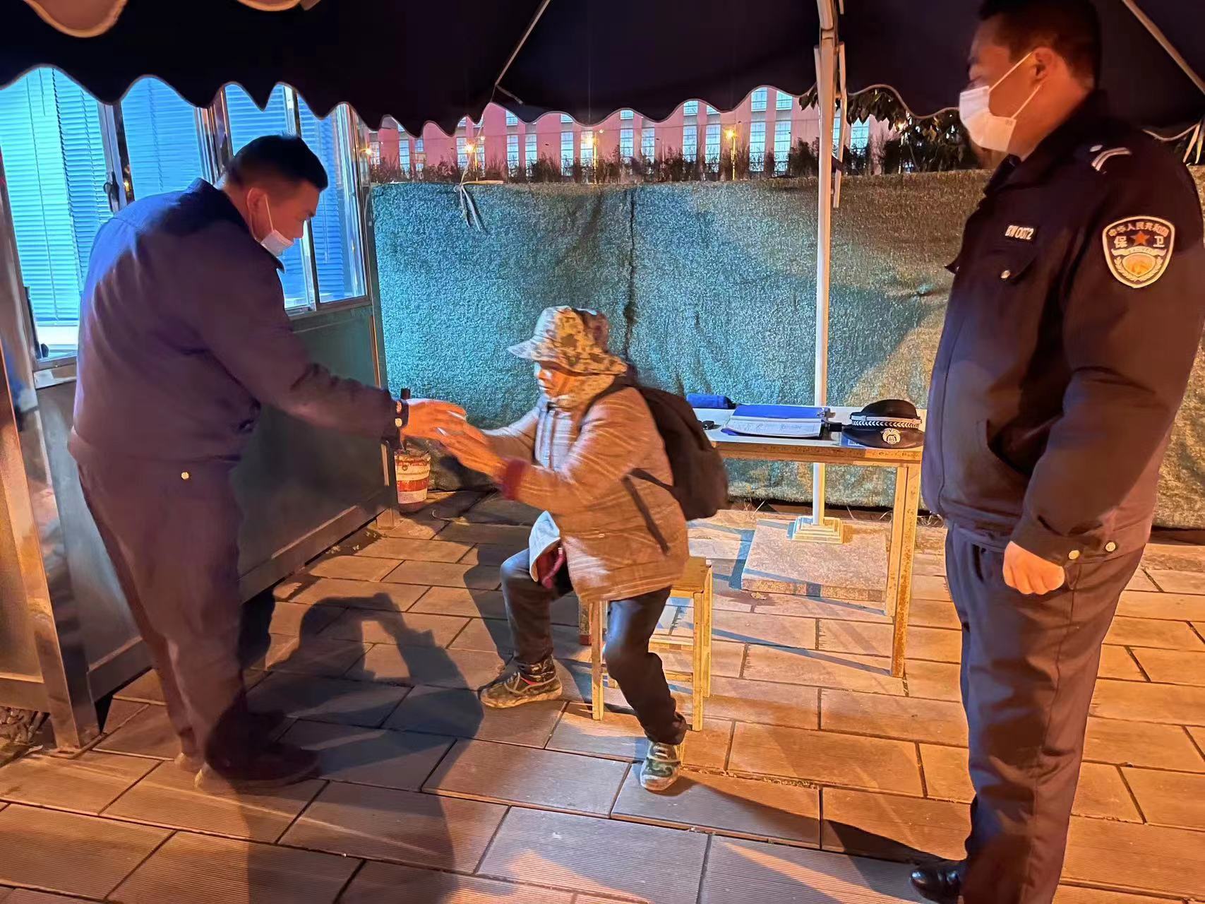 贊!寒夜暖心護送迷路老人歸家,他們以實際行動踐行初心使命 贊!寒夜暖心護送迷路老人歸家,他們以實際行動踐行初心使命