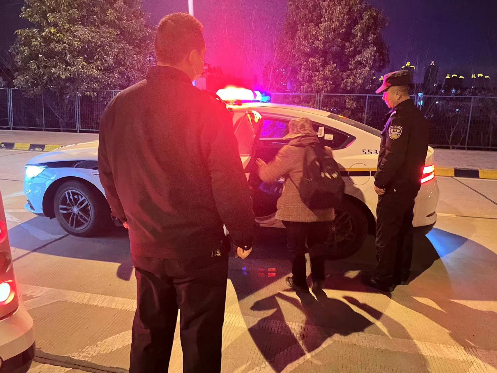 贊!寒夜暖心護送迷路老人歸家,他們以實際行動踐行初心使命 贊!寒夜暖心護送迷路老人歸家,他們以實際行動踐行初心使命