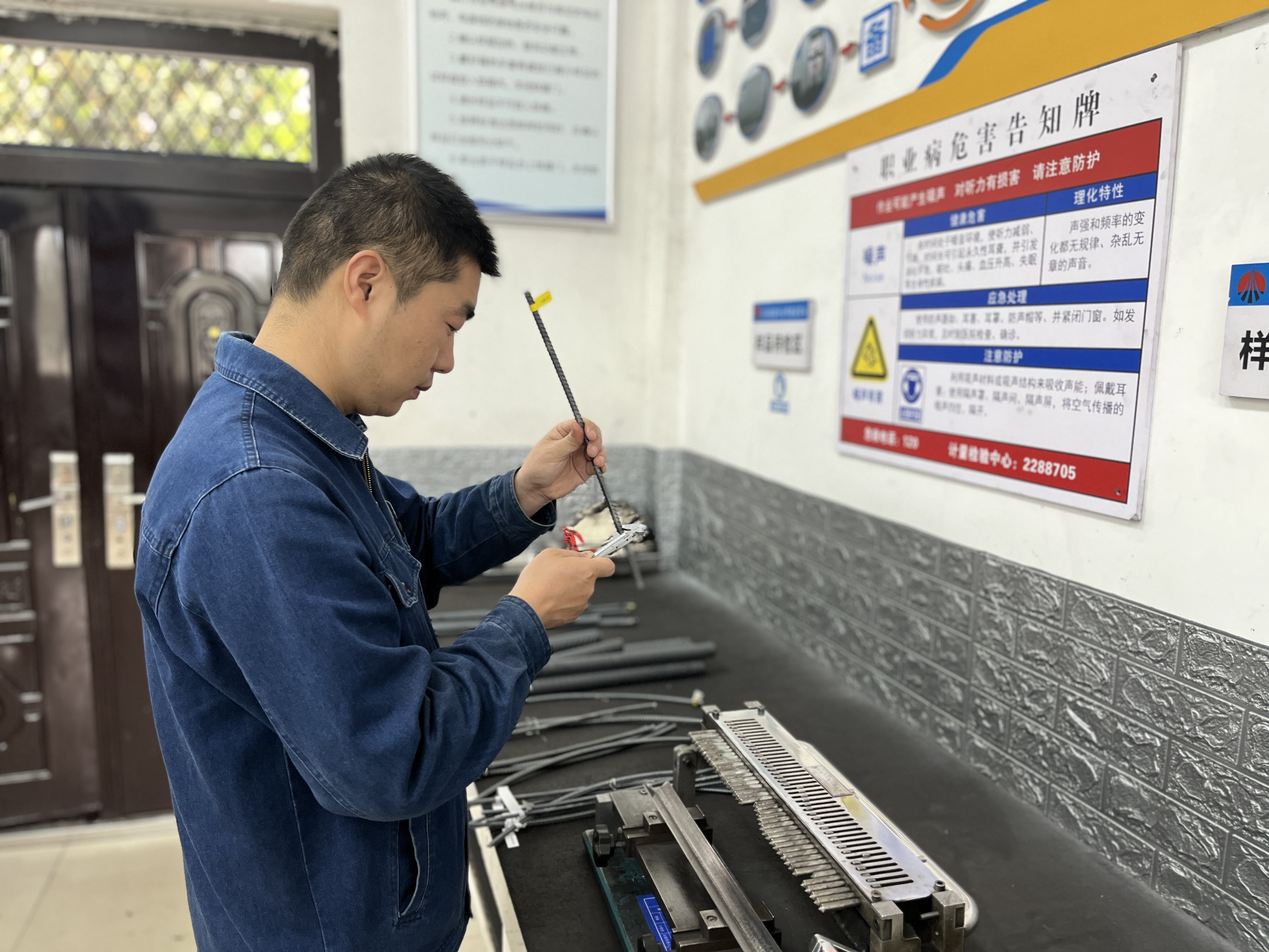 �������L����䓻�������_