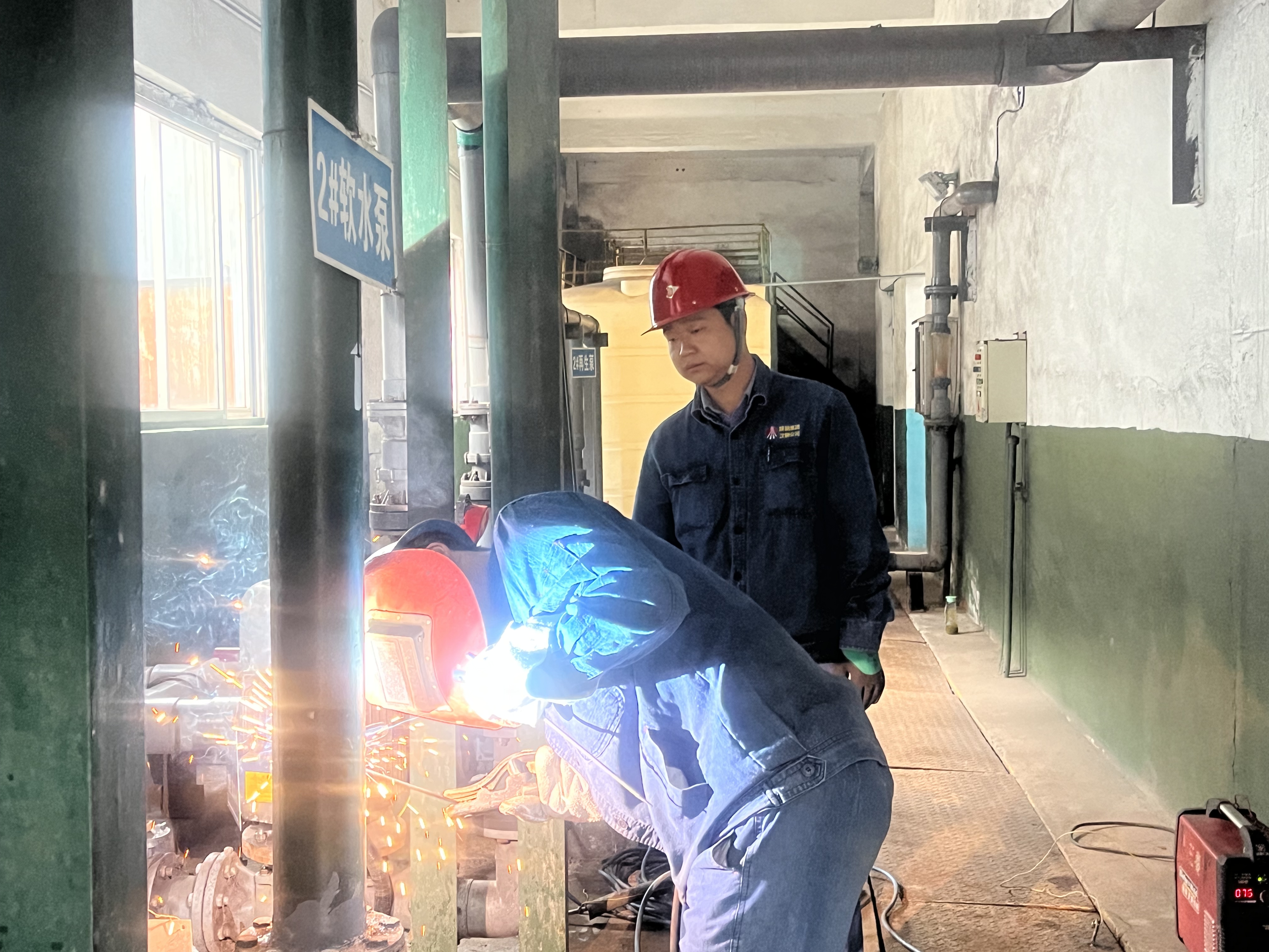 掌聲,送給奮斗在檢修現場的他們! 掌聲,送給奮斗在檢修現場的他們!