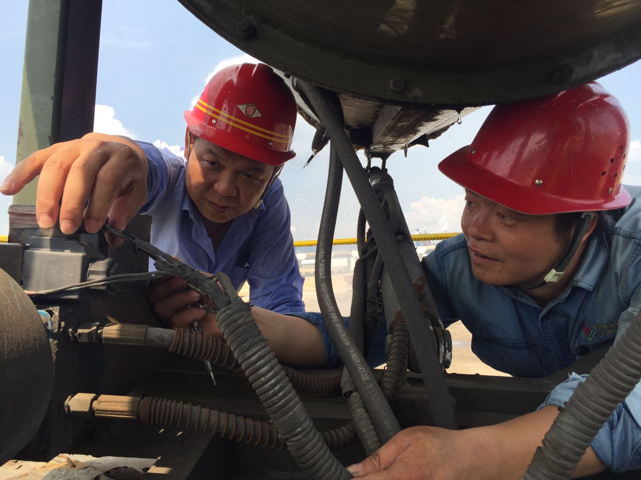 黨員做先鋒,全力擰緊 “安全閥” 黨員做先鋒,全力擰緊 “安全閥”